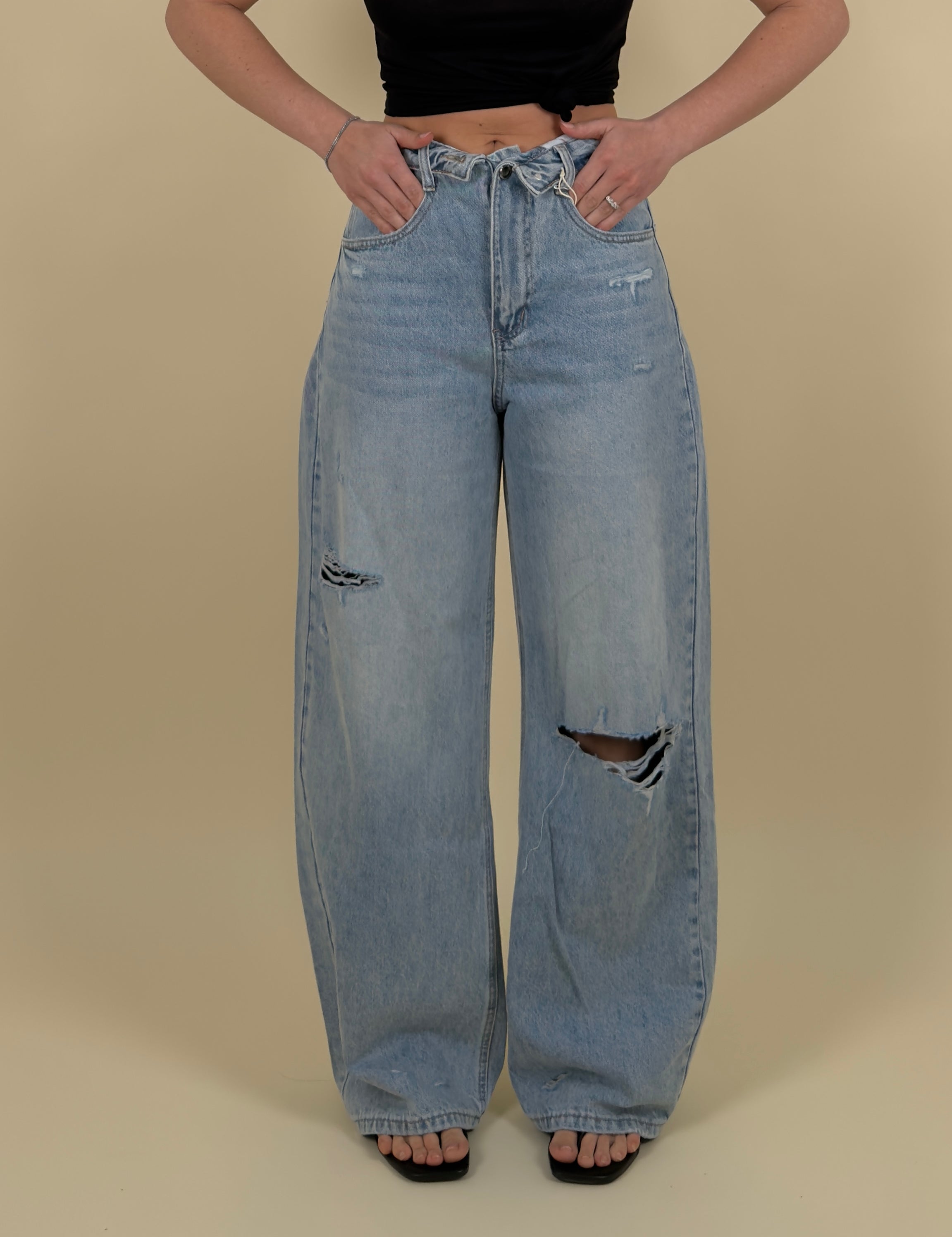 Jeans con strappi e risvolto lavaggio chiaro