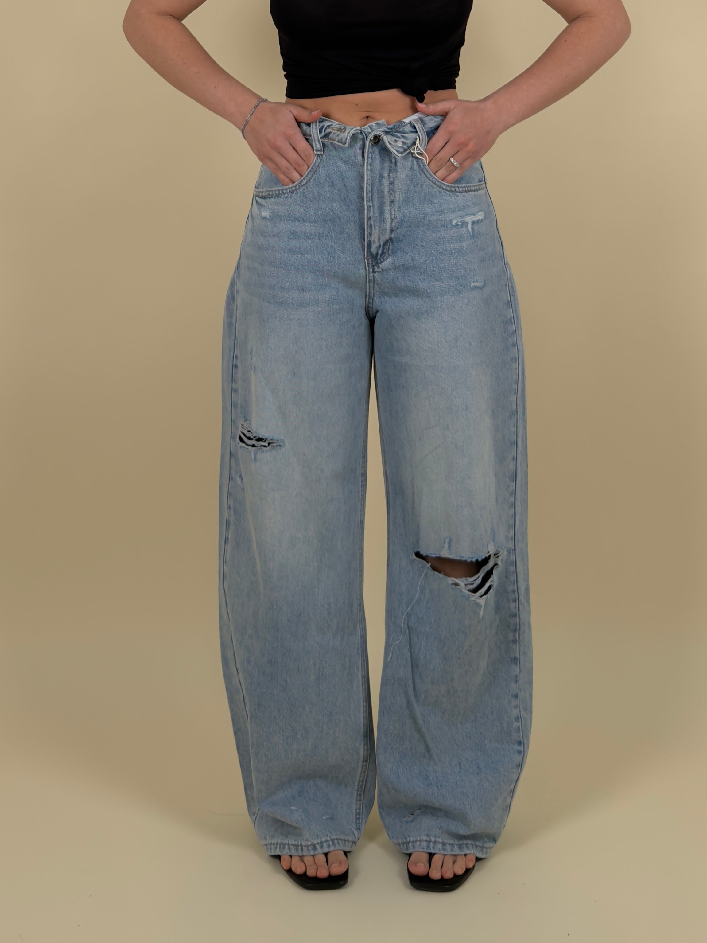 Jeans con strappi e risvolto lavaggio chiaro