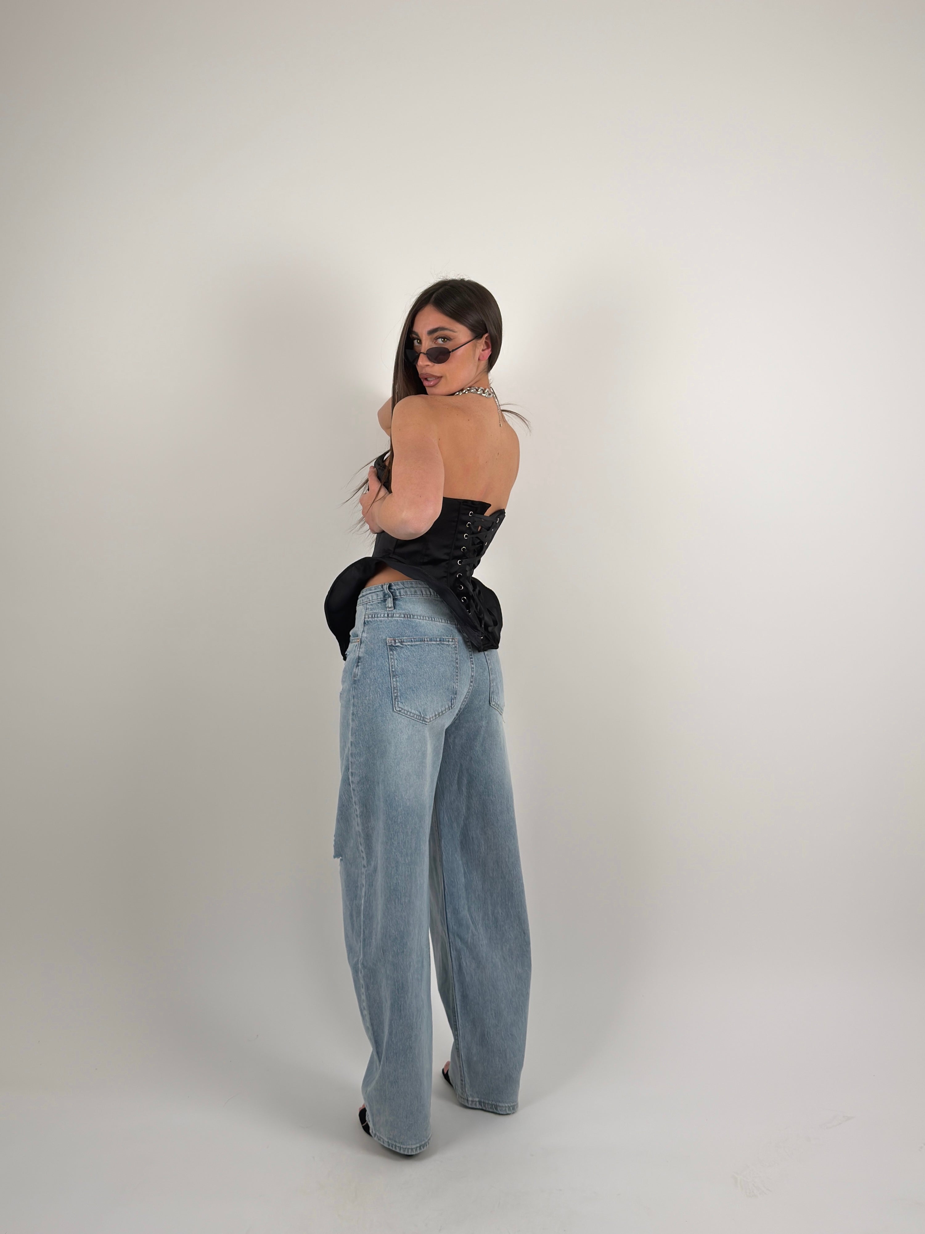 Jeans con cintura e foulard