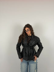 Giacca con spallina strutturata e cintura in vita