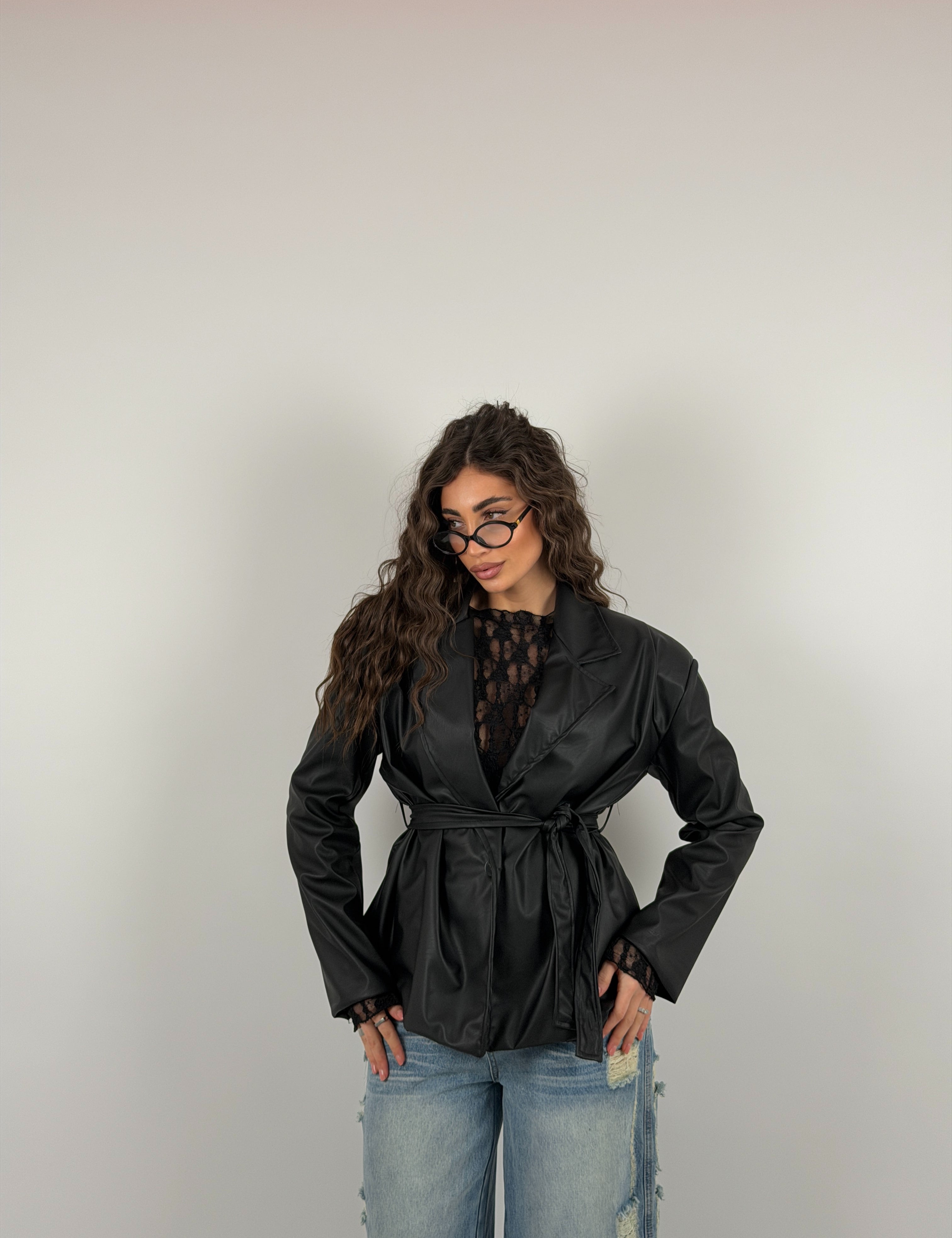 Giacca con spallina strutturata e cintura in vita