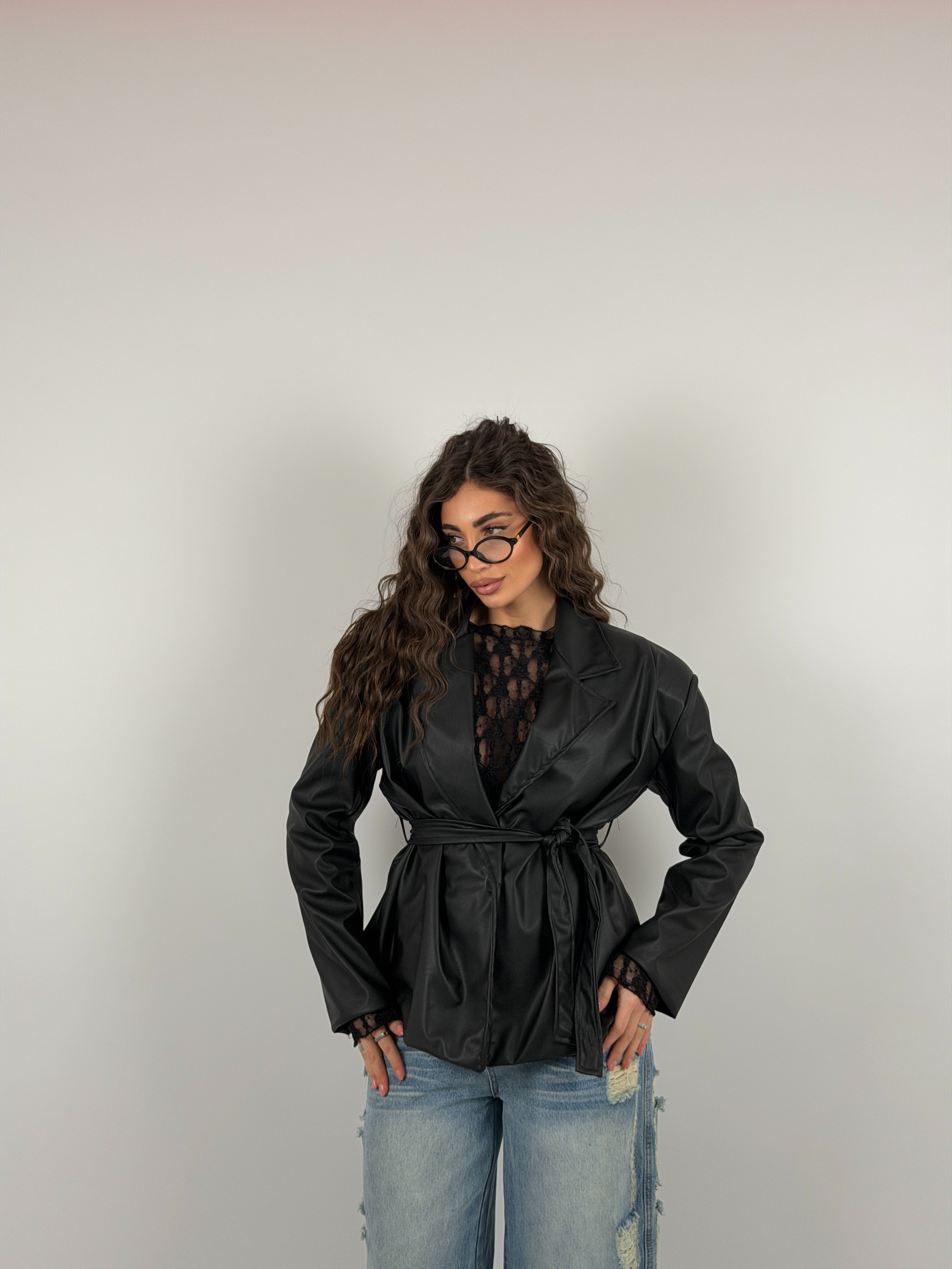 Giacca con spallina strutturata e cintura in vita