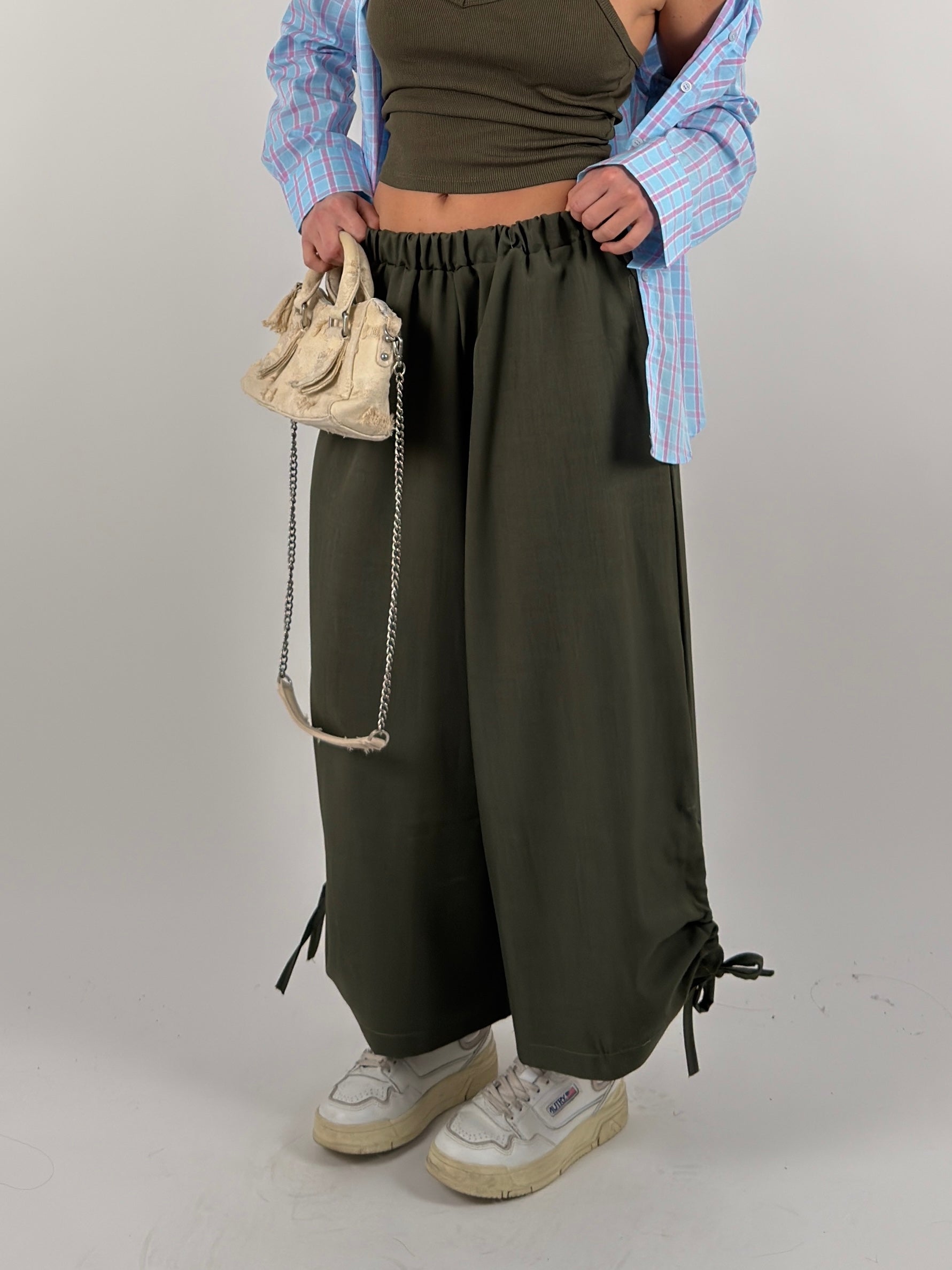 Jorts in tessuto regolabile sul lato
