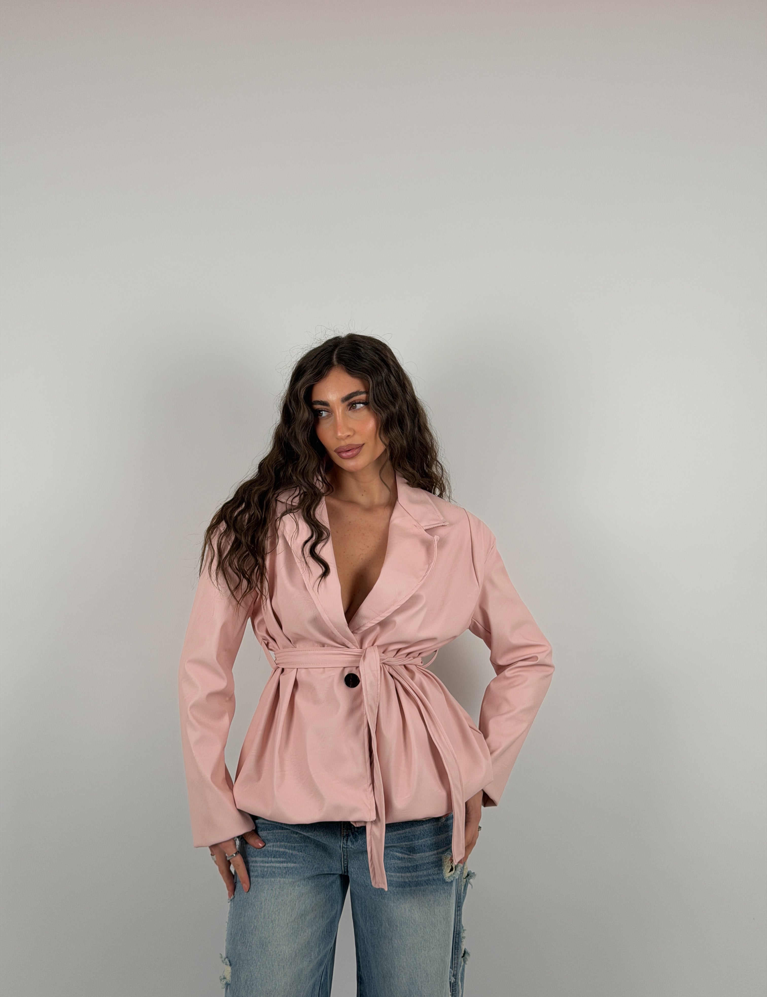 Giacca con spallina strutturata e cintura in vita