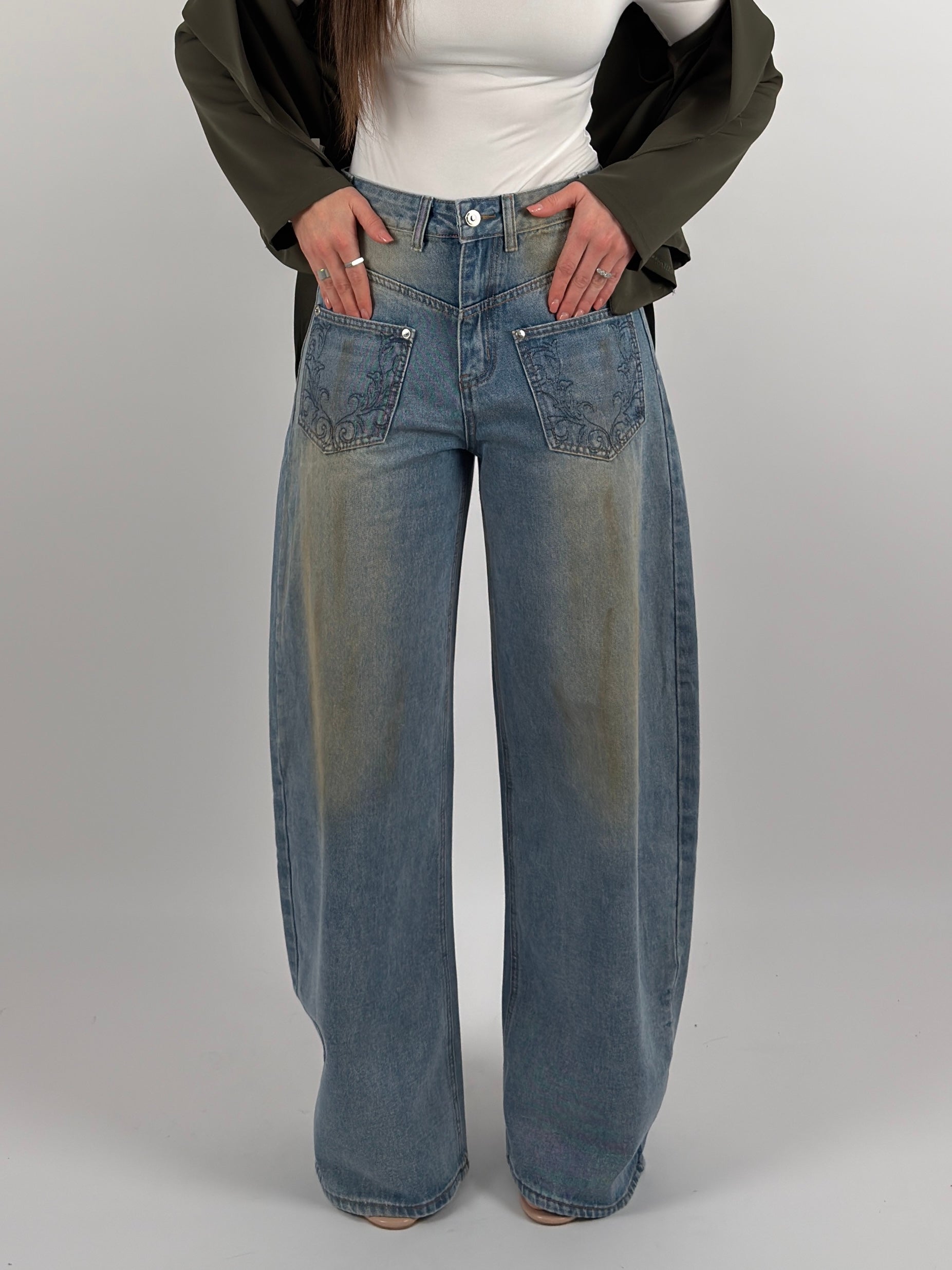 Jeans sabbiato ballon, con ricami