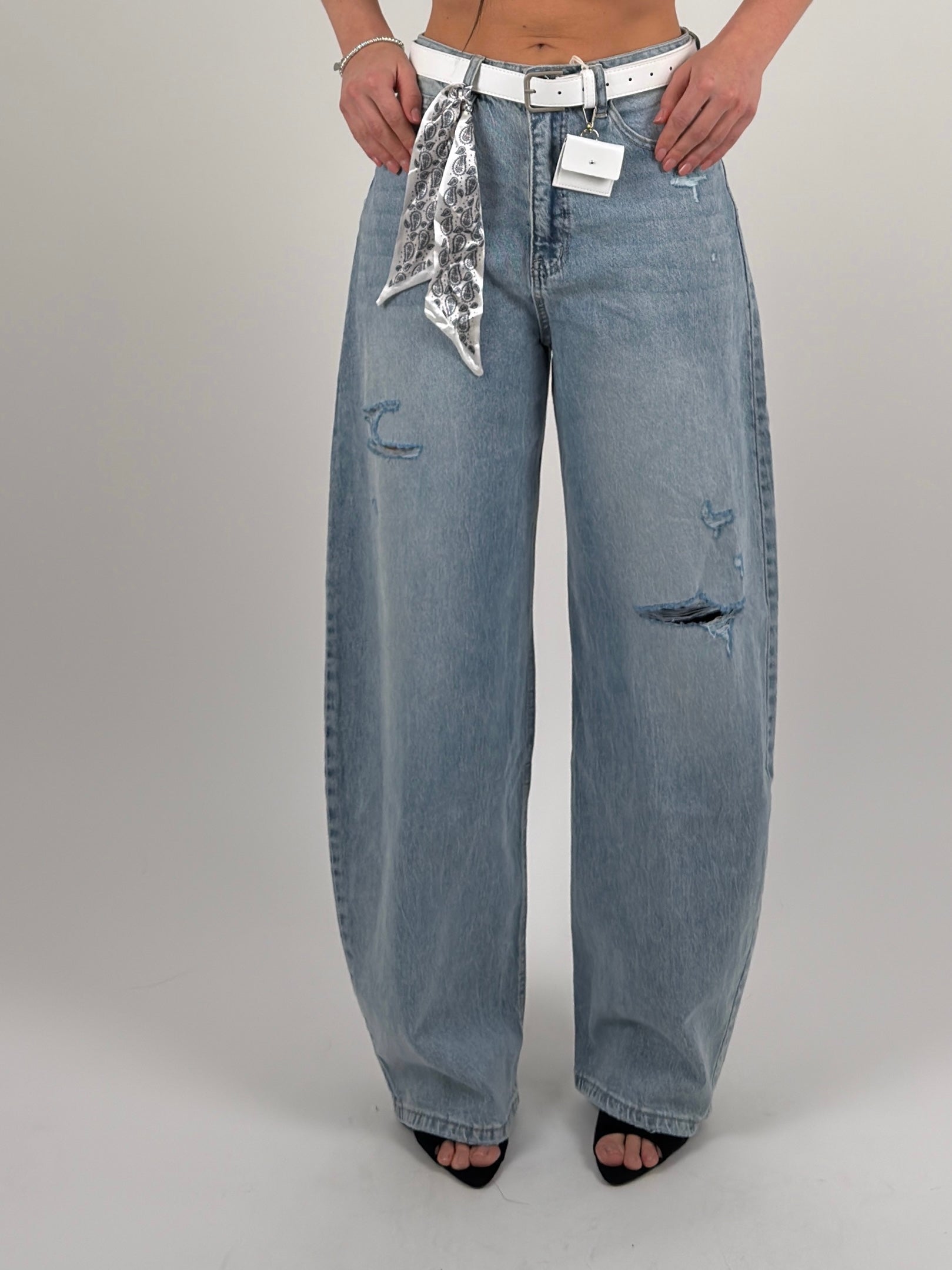 Jeans con cintura e foulard