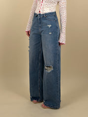 Jeans con strappi e risvolto in vita