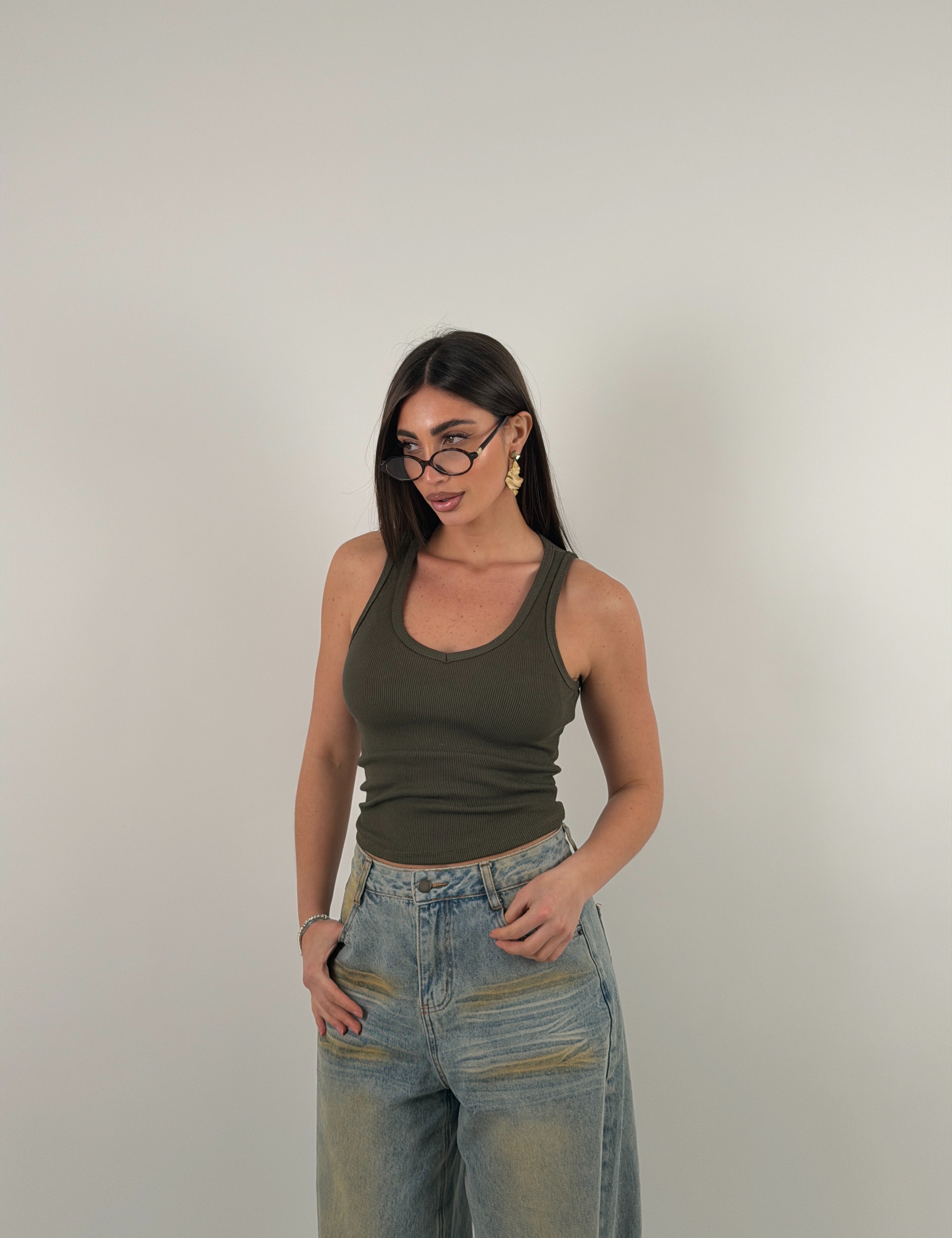 Maglia giromanica a costine con scollo a punta