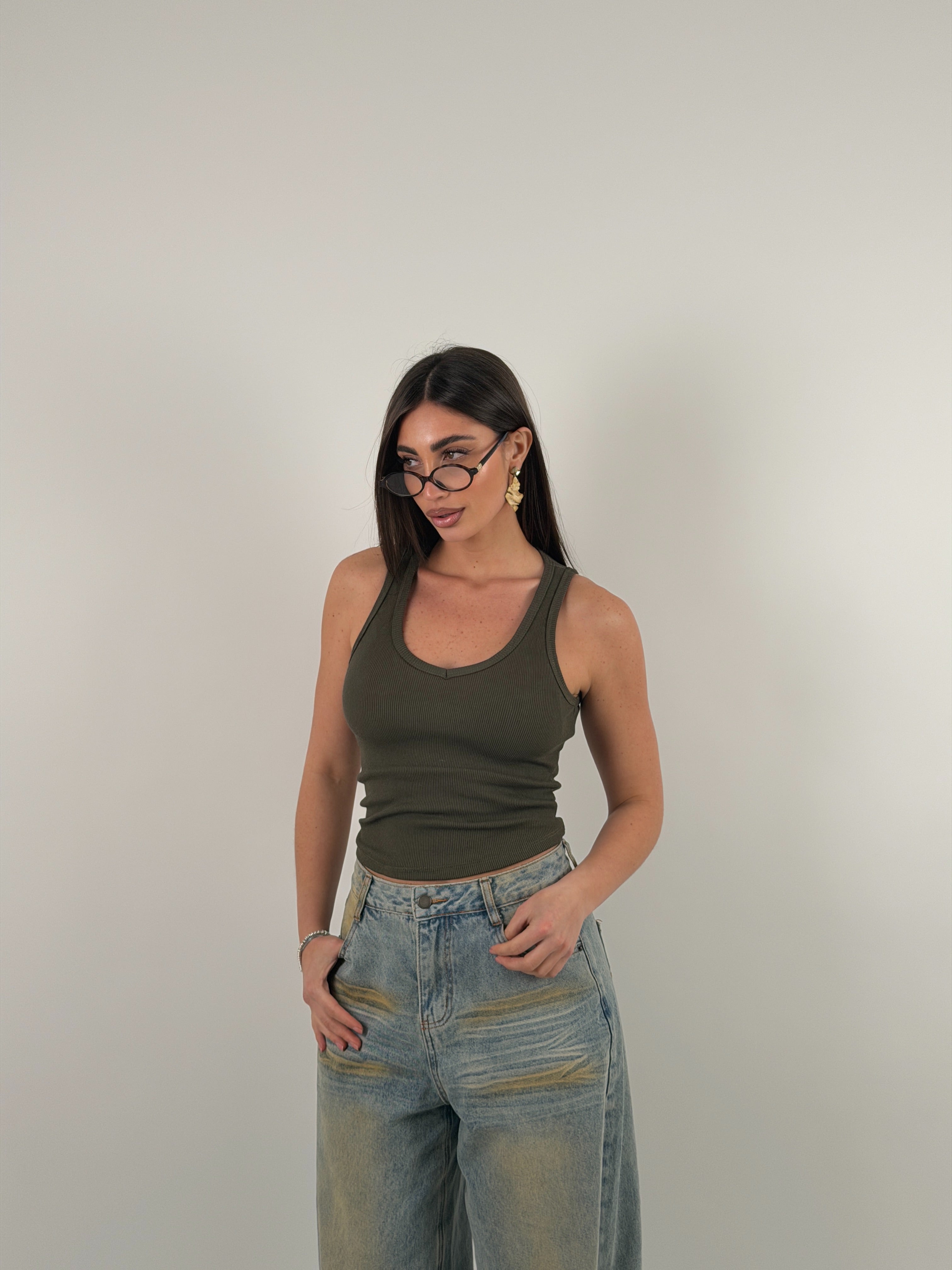 Maglia giromanica a costine con scollo a punta