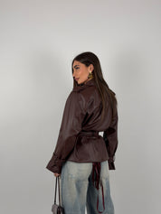 Giacca foderata modello trench in ecopelle con cintura in vita