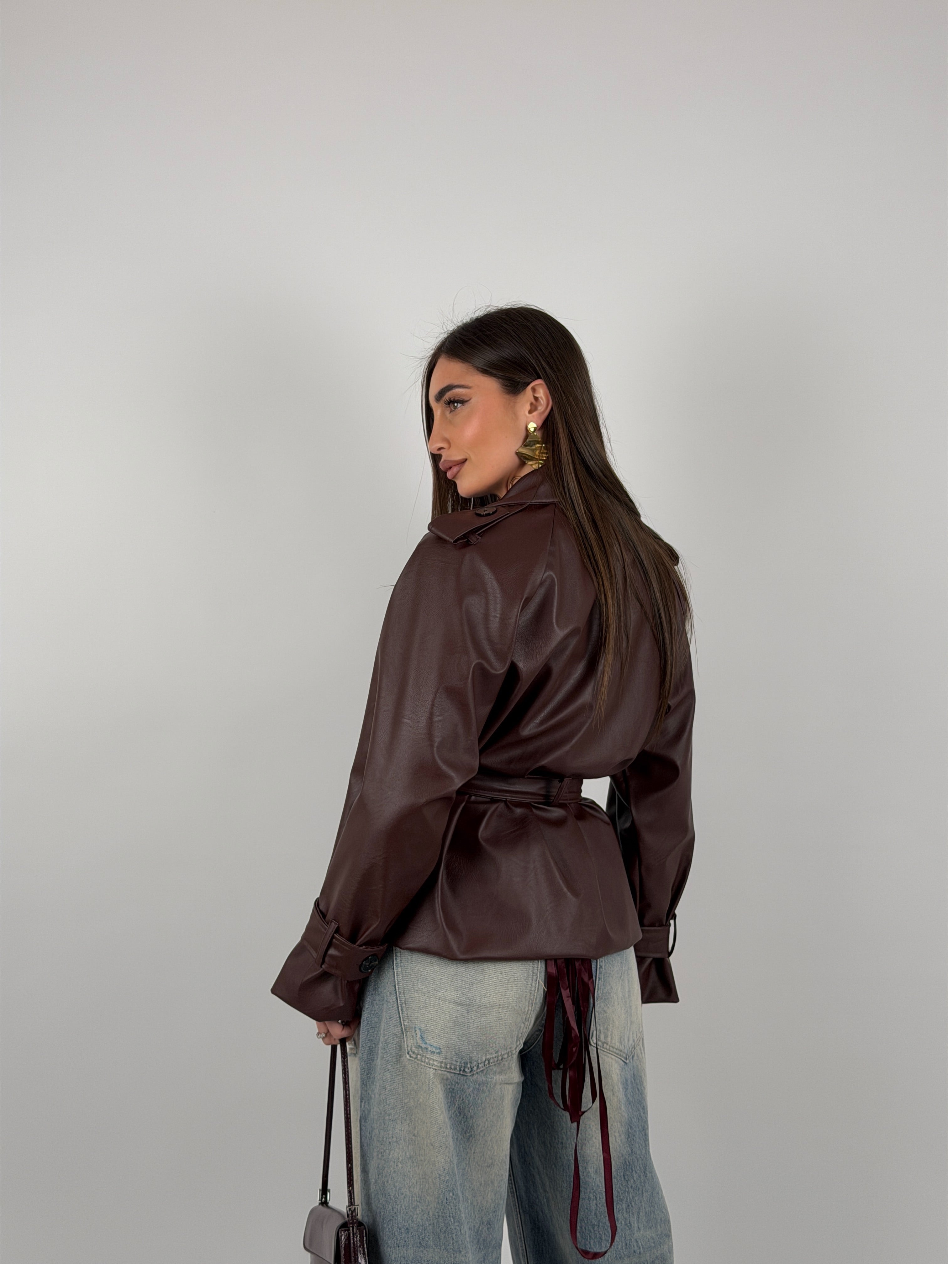 Giacca foderata modello trench in ecopelle con cintura in vita