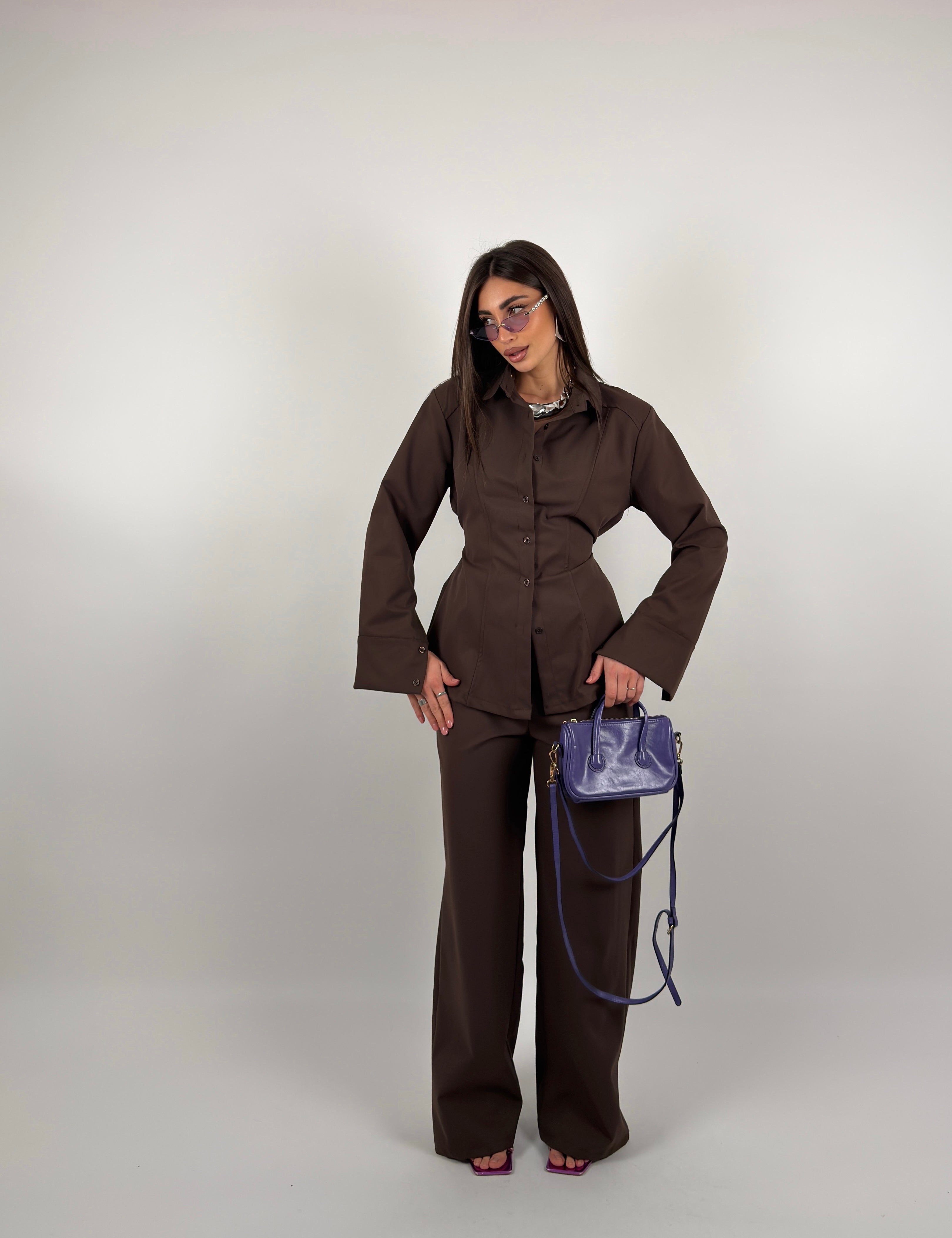 Completo camicia regolabile e pantalone palazzo tessuto simil denim