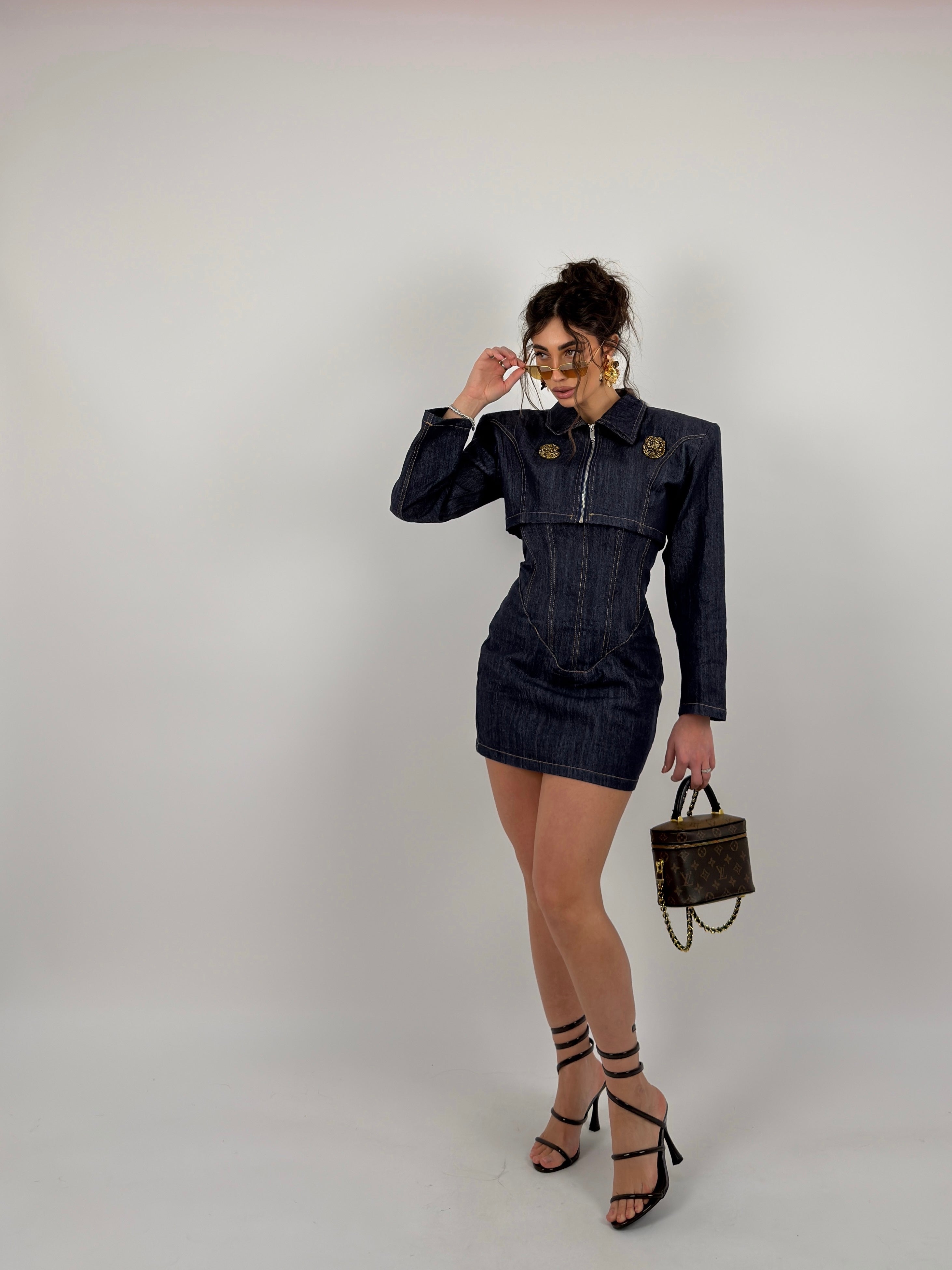 Completo denim scuro, vestito tubino e giacca crop