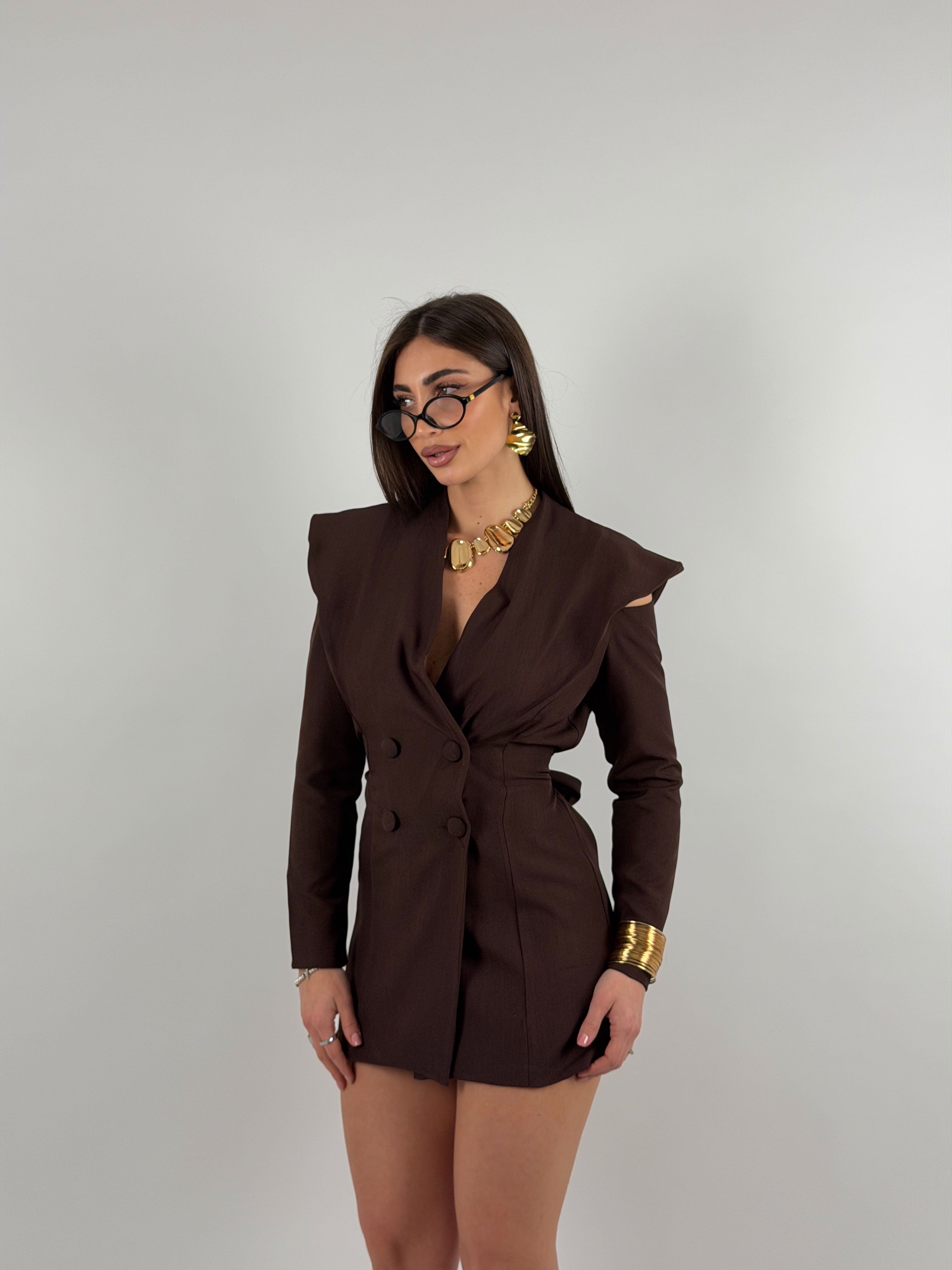 Giacca/vestito con maniche aperte, doppio petto, regolabile sul retro