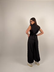 Completo con gilet e bottoni laterali, pantalone ballon con elastico alla caviglia