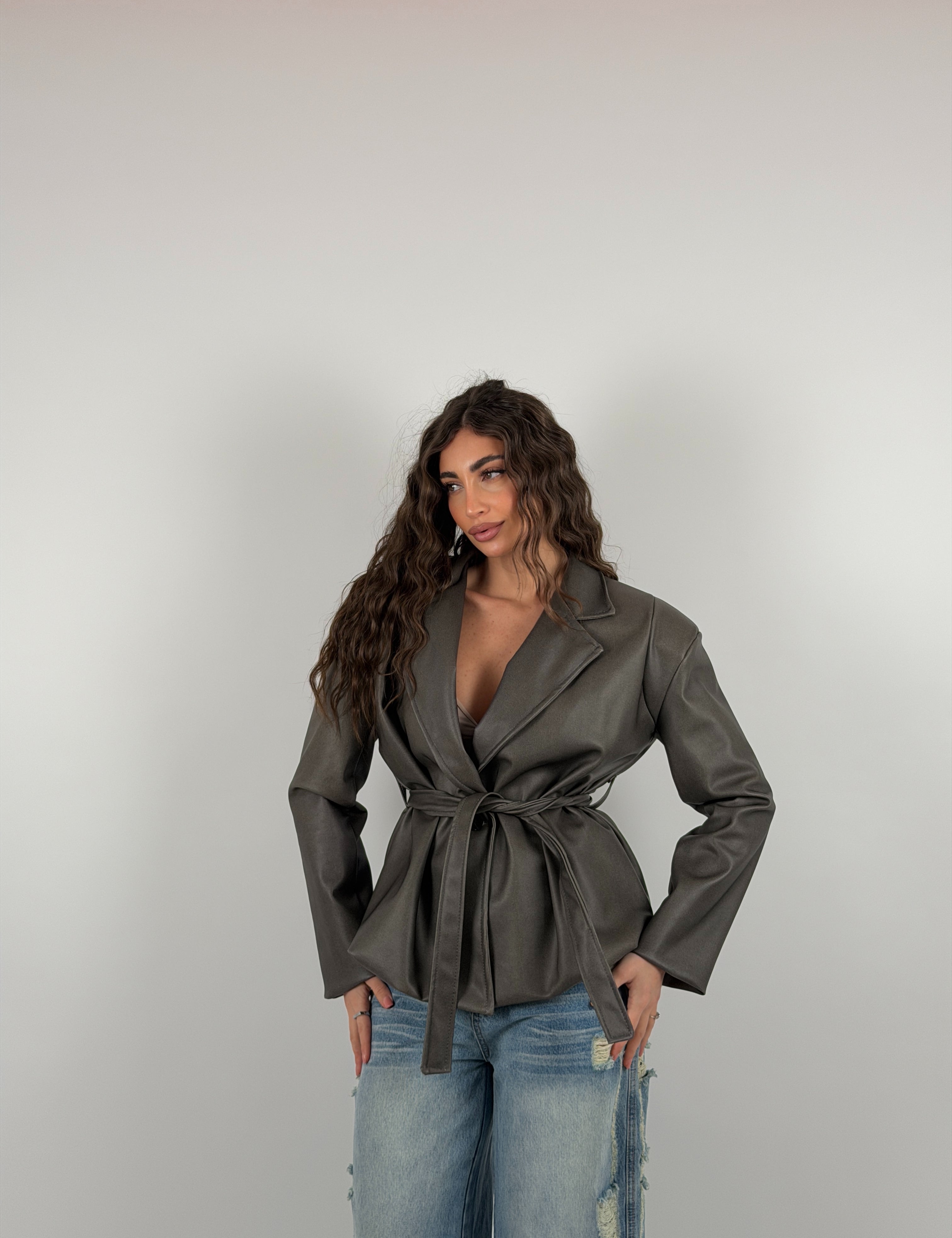 Giacca con spallina strutturata e cintura in vita