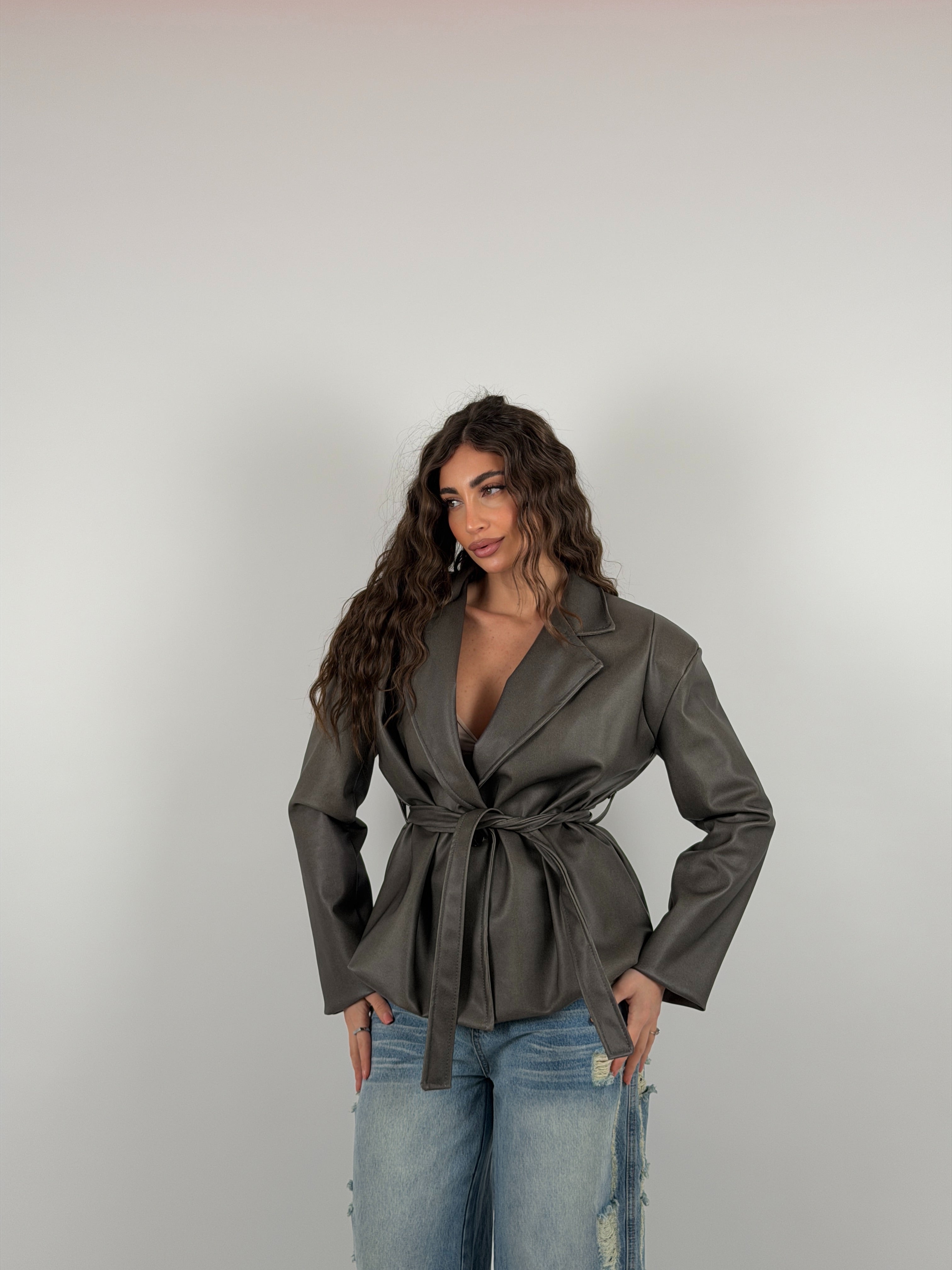 Giacca con spallina strutturata e cintura in vita