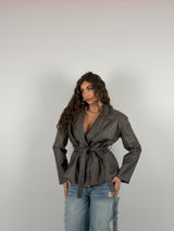 Giacca con spallina strutturata e cintura in vita