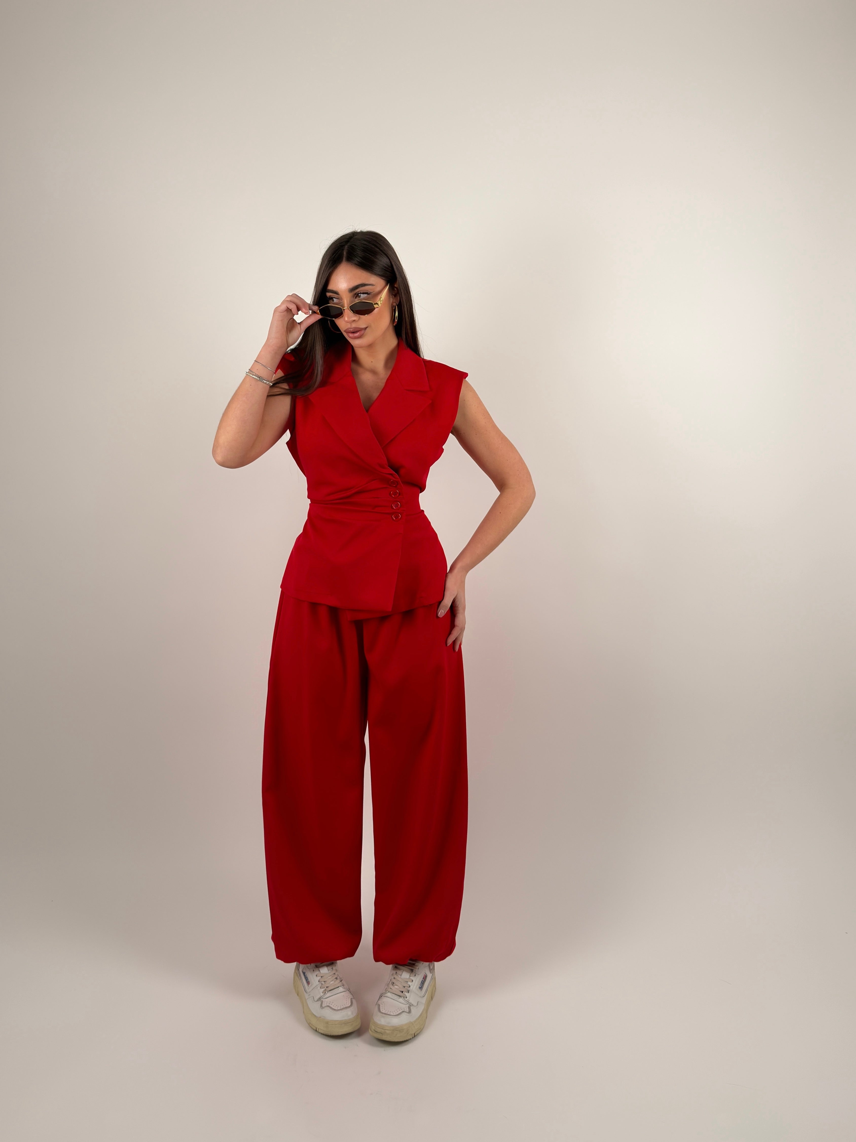 Completo con gilet e bottoni laterali, pantalone ballon con elastico alla caviglia