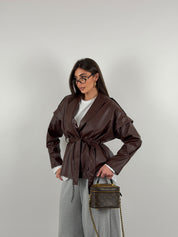 Giacca trench in ecopelle con cintura in vita