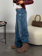 Jeans con strappi e risvolto in vita