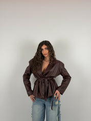 Giacca con spallina strutturata e cintura in vita