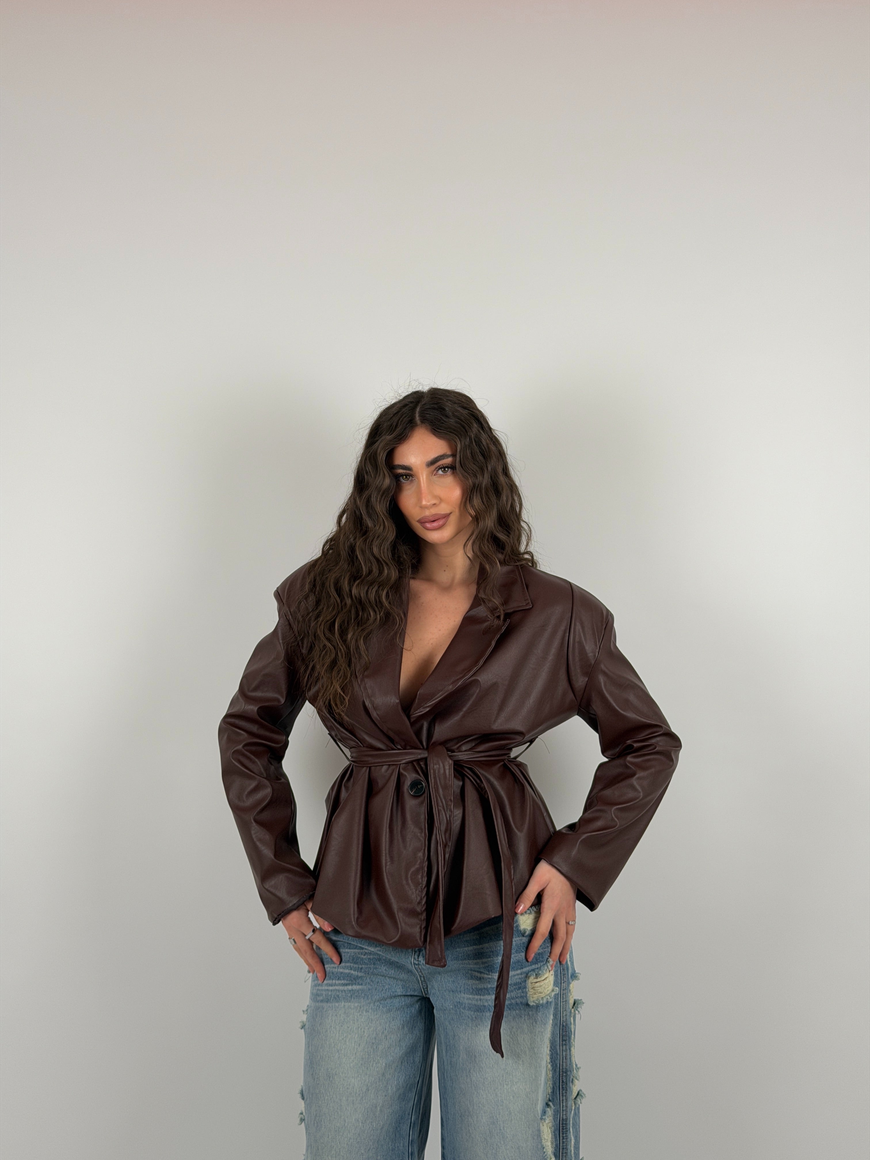 Giacca con spallina strutturata e cintura in vita