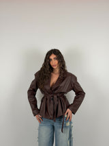 Giacca con spallina strutturata e cintura in vita