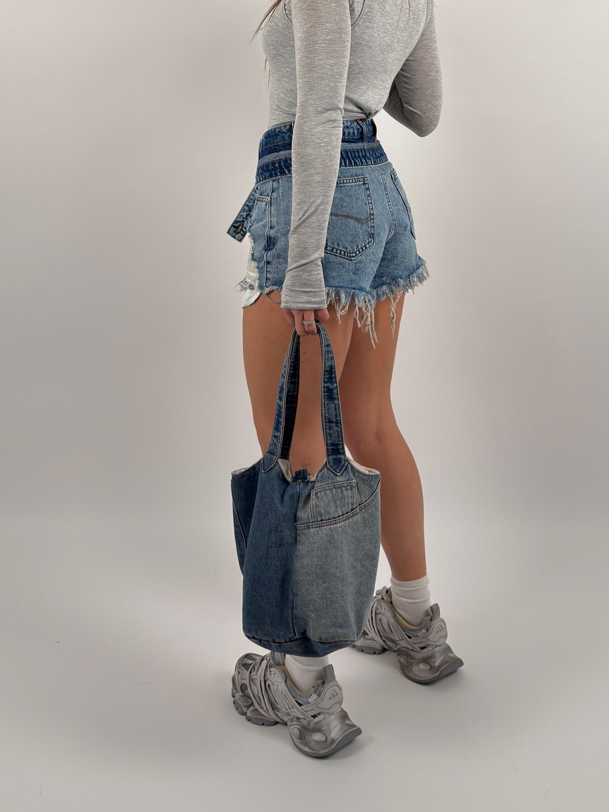 Pantaloncino in denim con doppia chiusura e strappi
