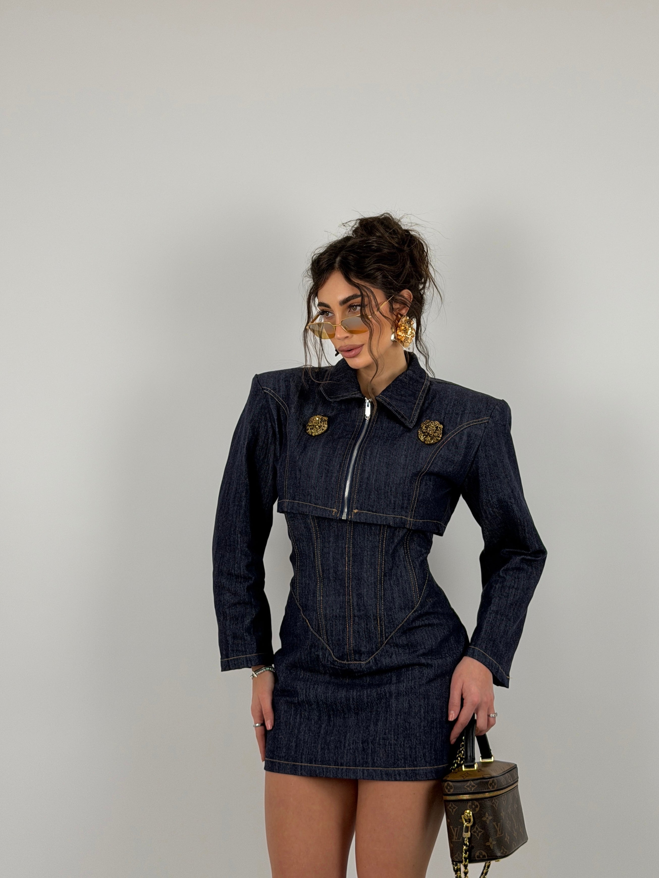 Completo denim scuro, vestito tubino e giacca crop