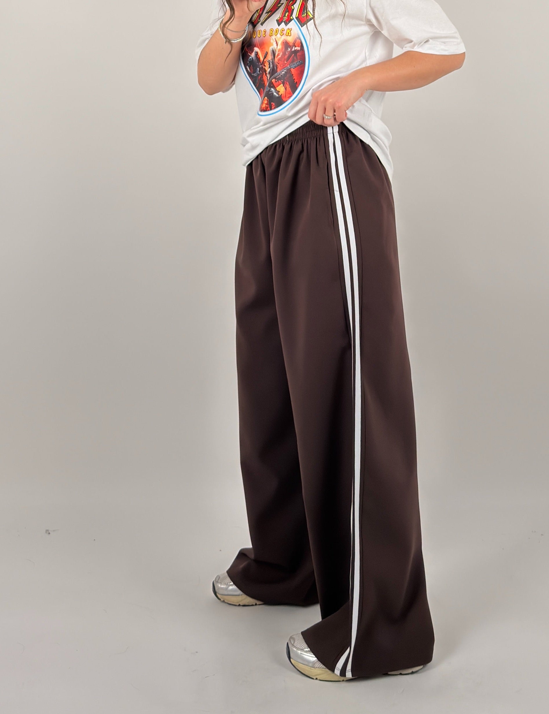 Pantalone con strisce laterali