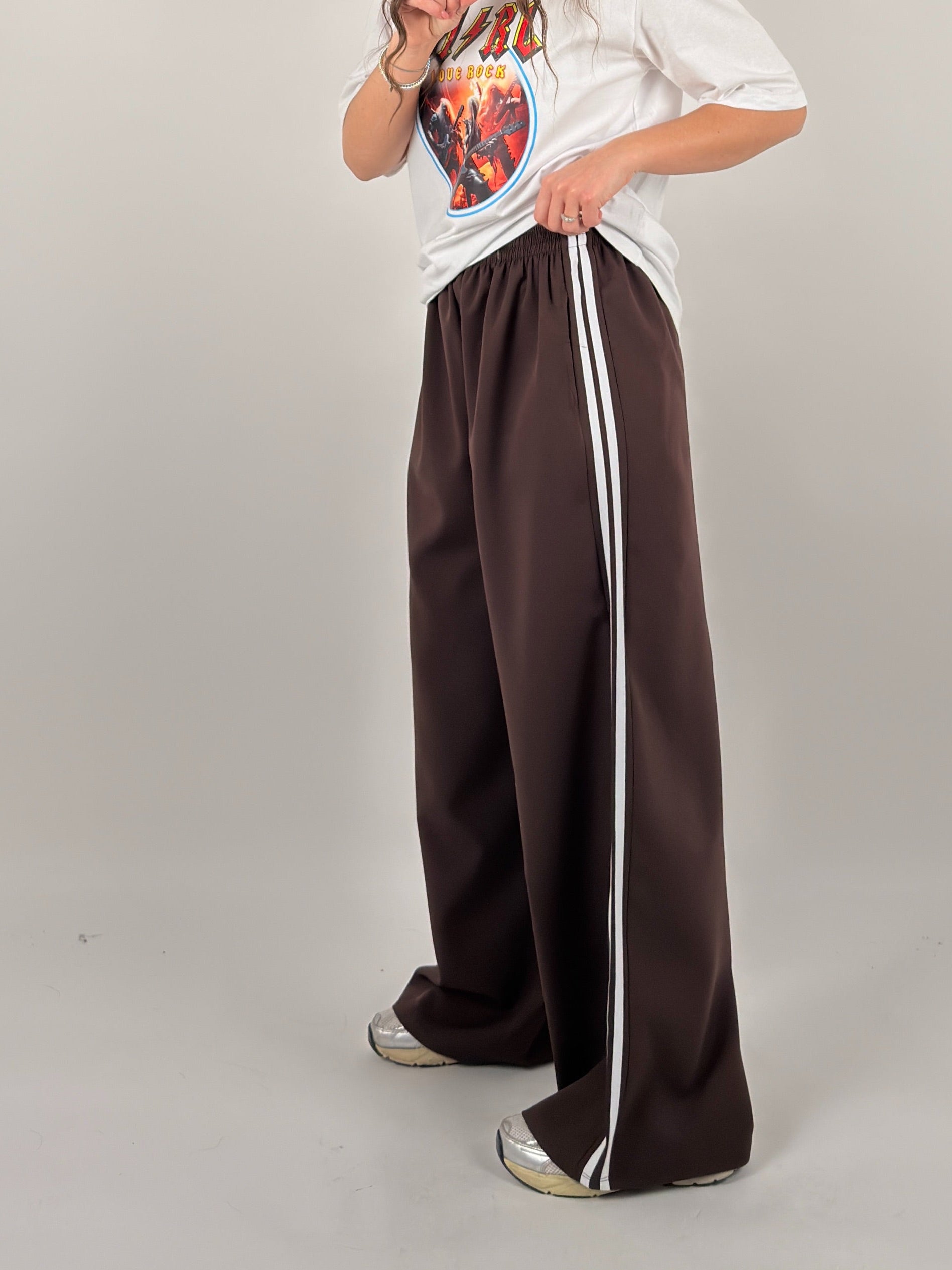 Pantalone con strisce laterali