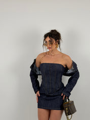 Completo denim scuro, vestito tubino e giacca crop