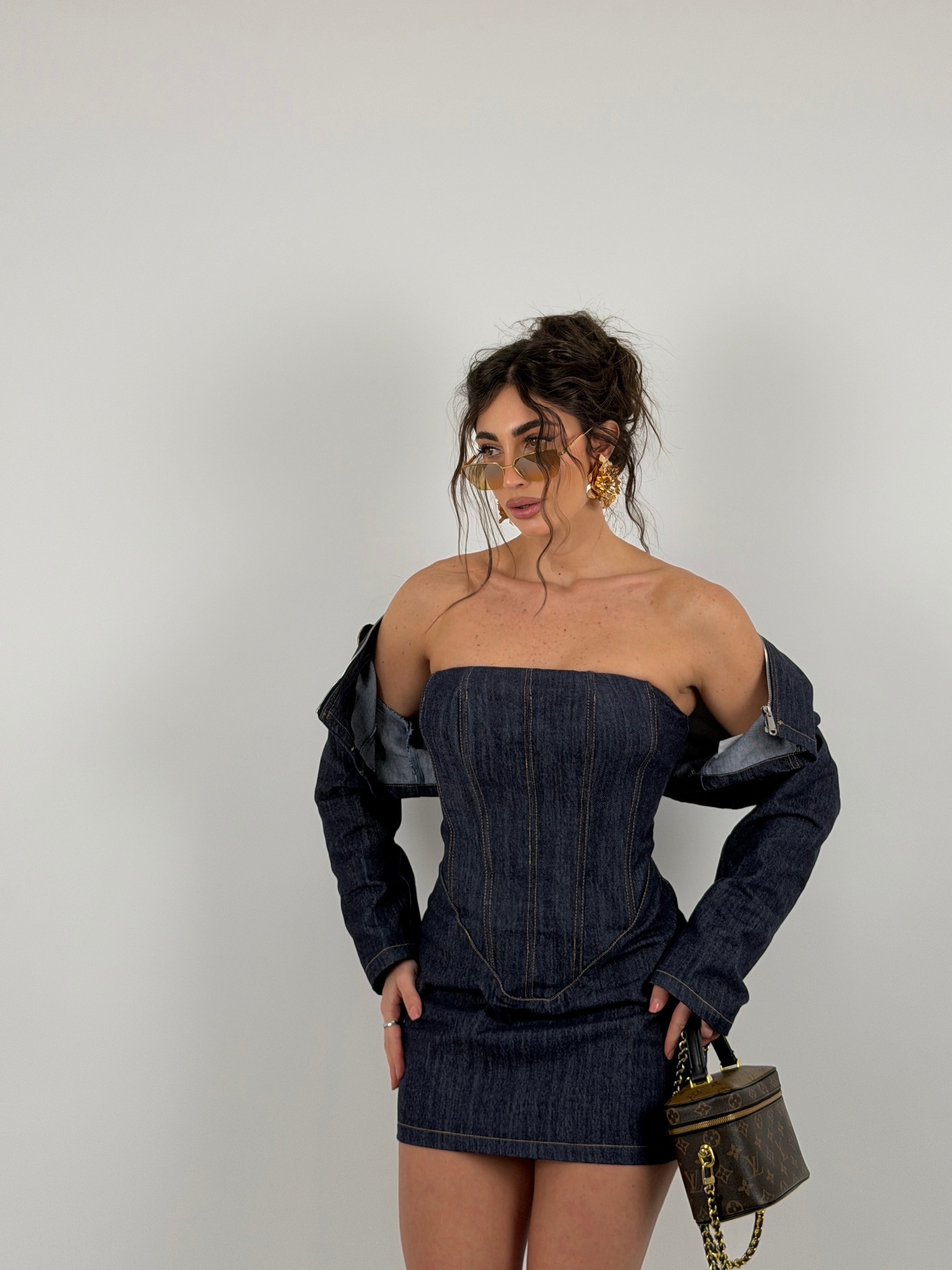 Completo denim scuro, vestito tubino e giacca crop