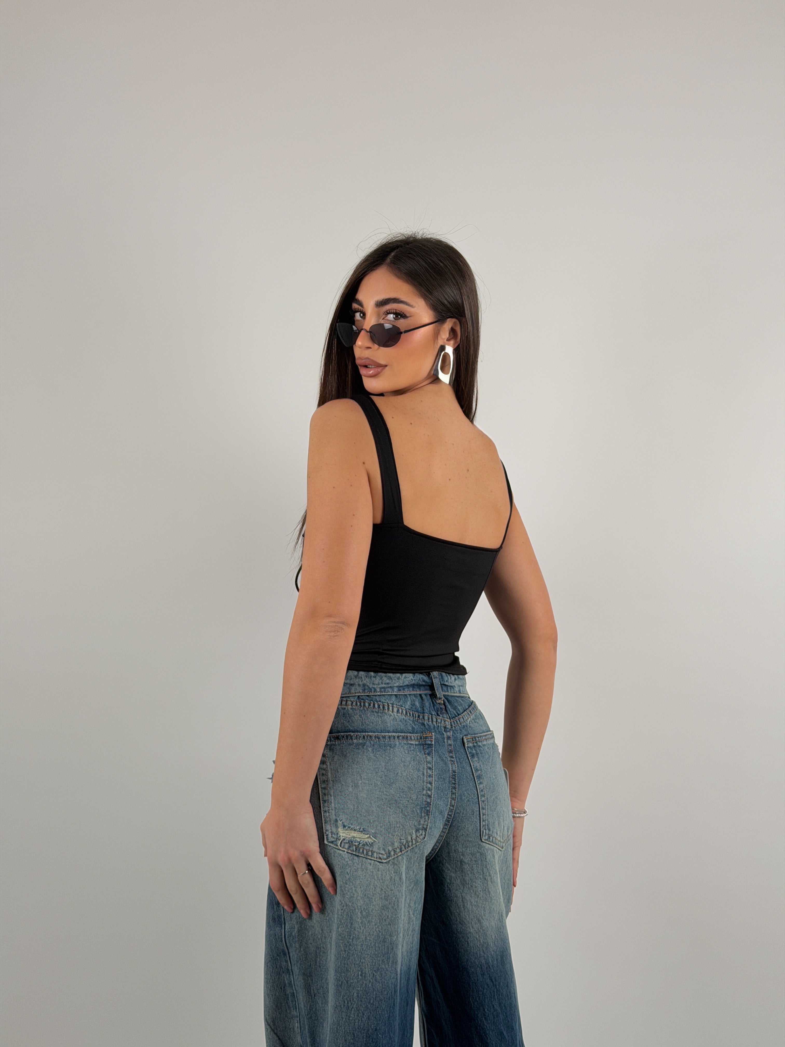 Top con risvolto e stringhe