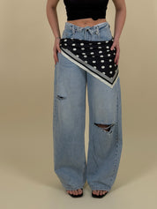 Jeans con strappi e risvolto lavaggio chiaro