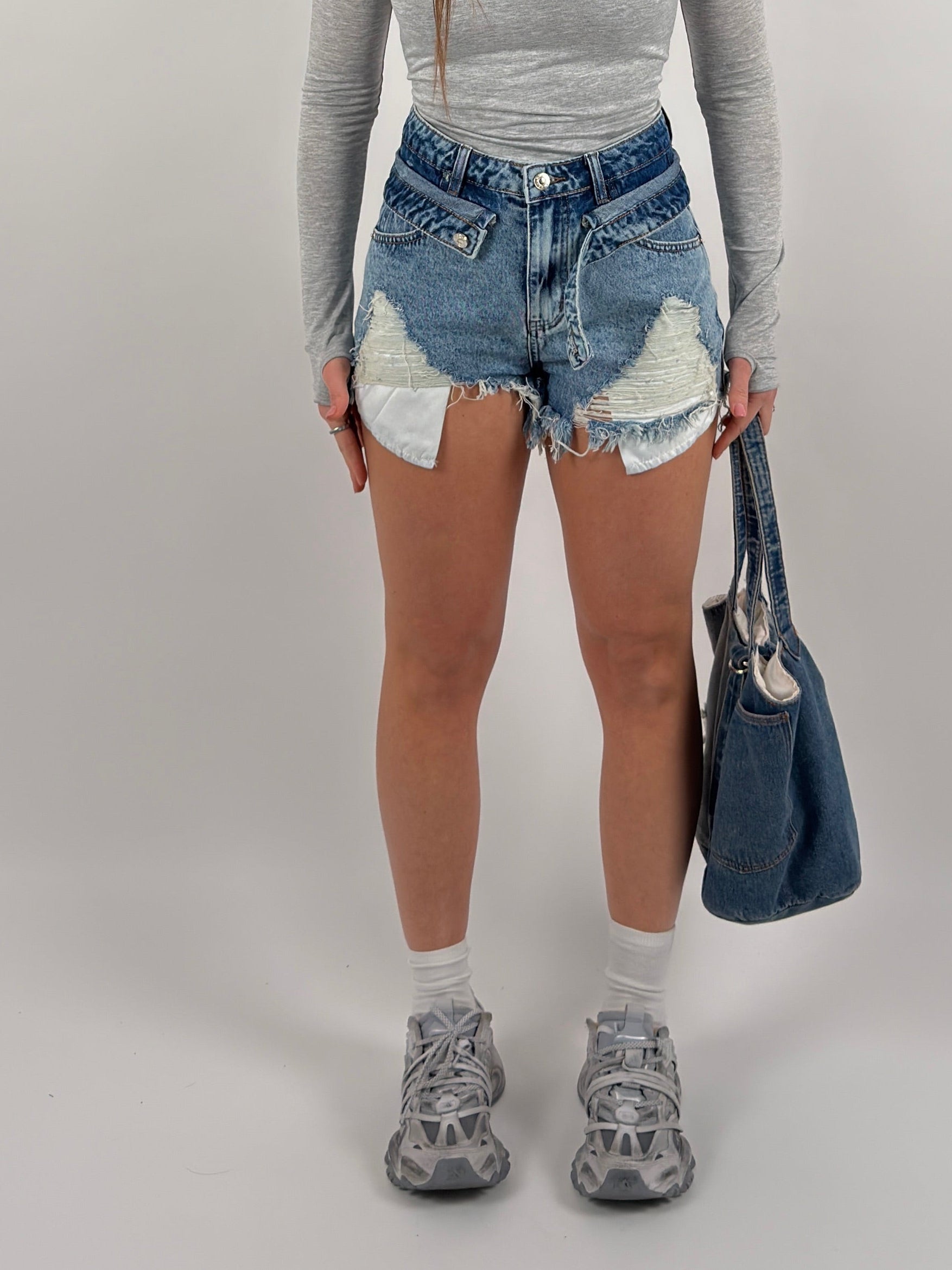 Pantaloncino in denim con doppia chiusura e strappi