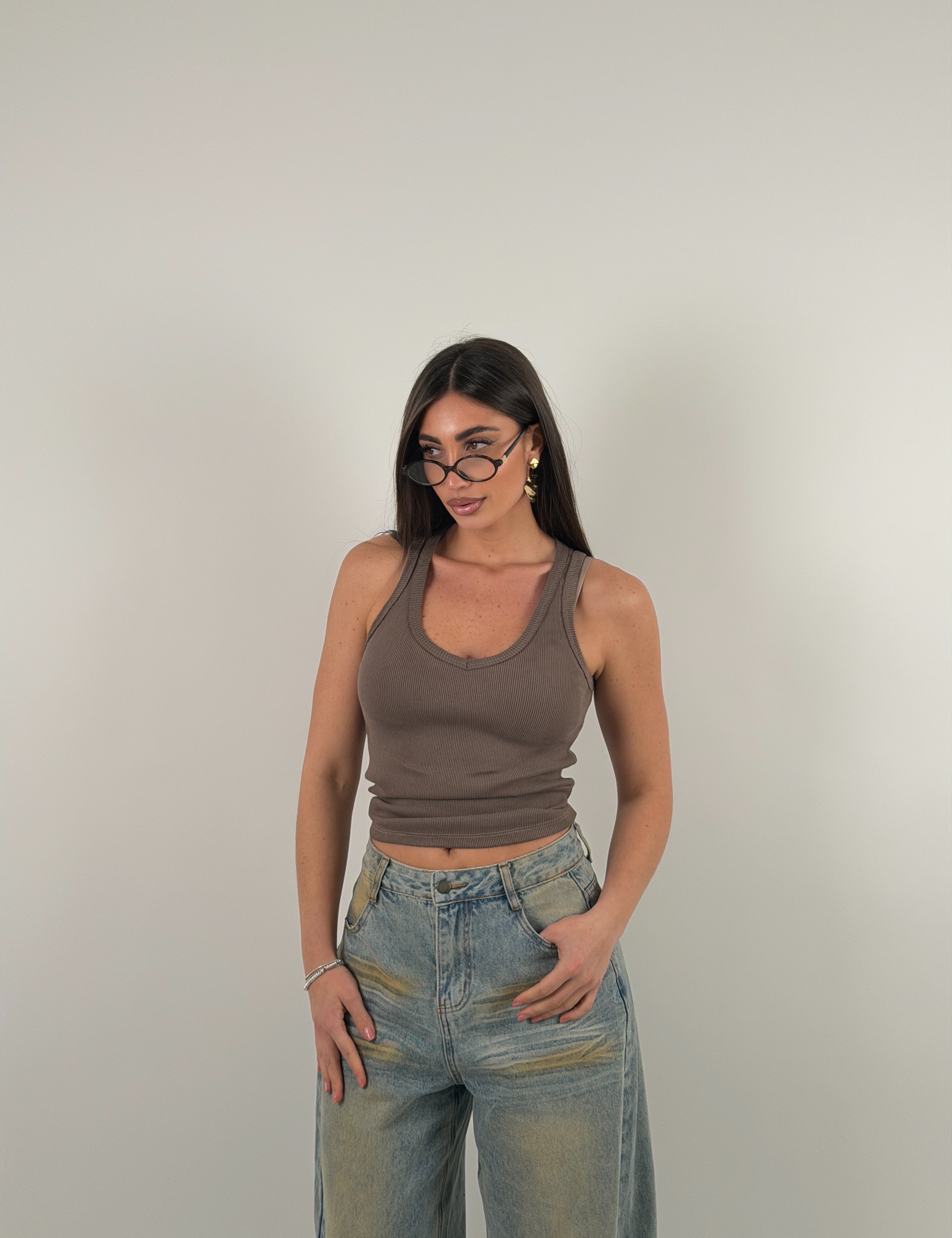 Maglia giromanica a costine con scollo a punta