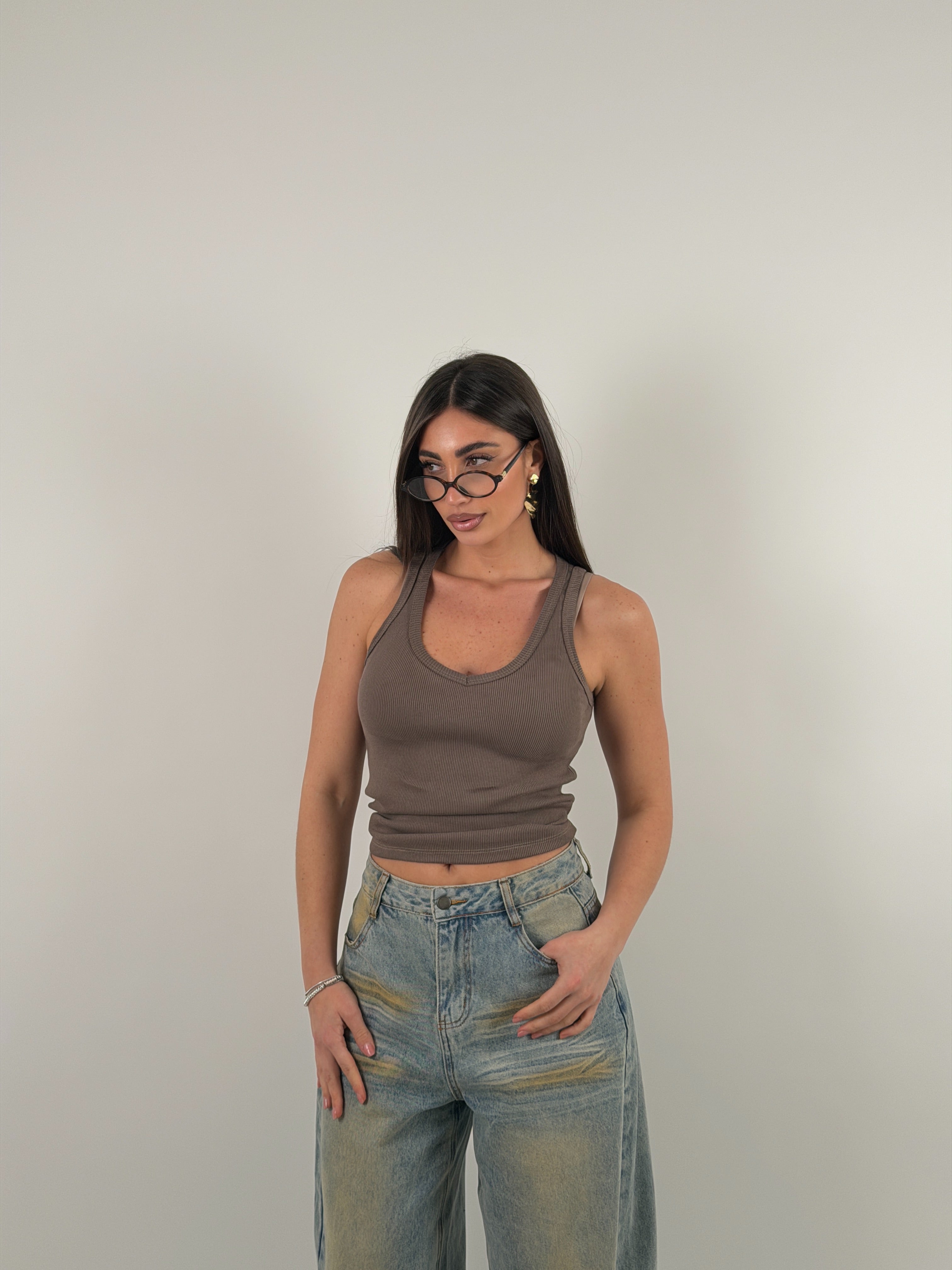 Maglia giromanica a costine con scollo a punta
