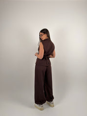 Completo con gilet e bottoni laterali, pantalone ballon con elastico alla caviglia