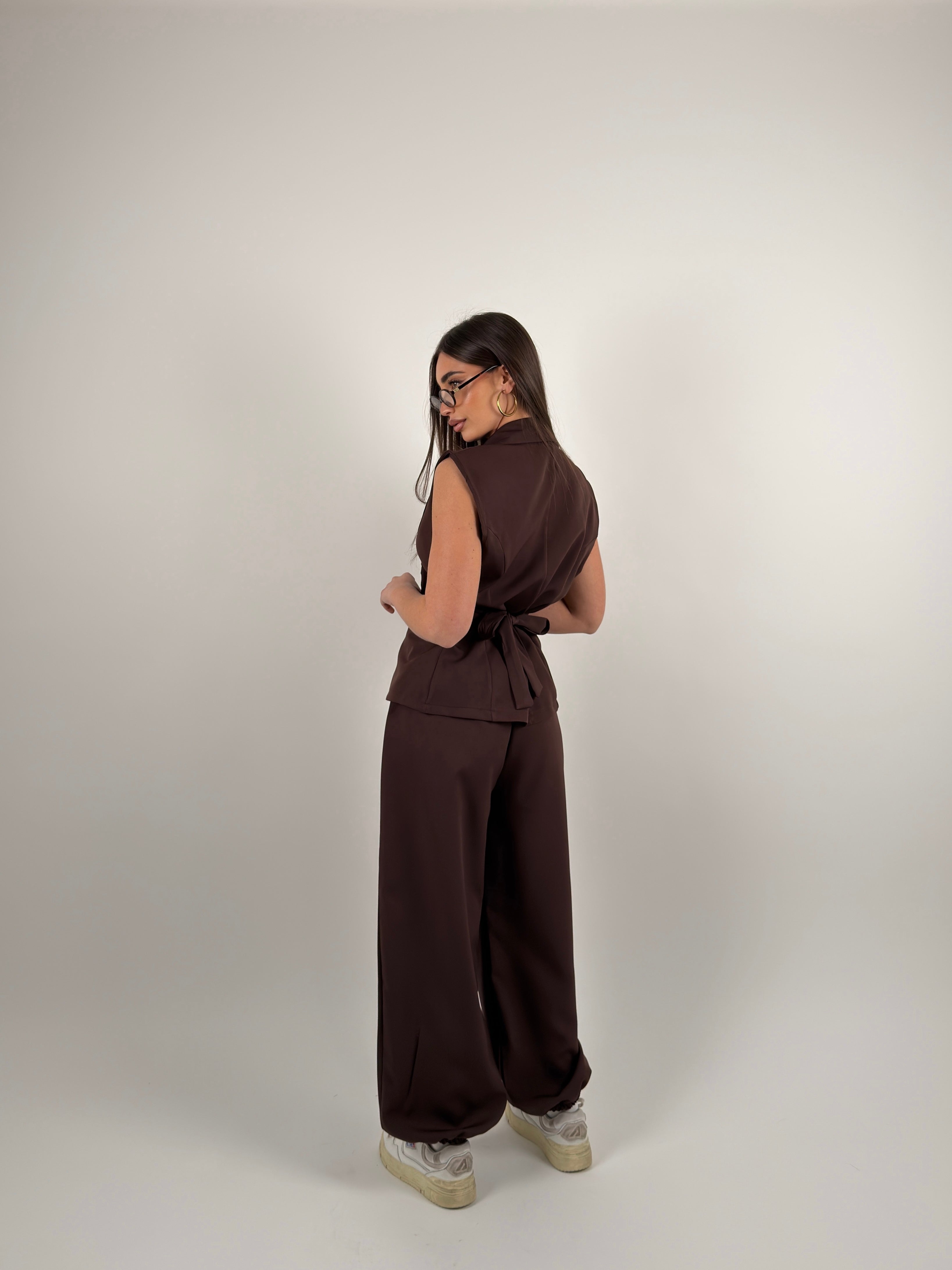 Completo con gilet e bottoni laterali, pantalone ballon con elastico alla caviglia