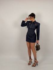 Completo denim scuro, vestito tubino e giacca crop