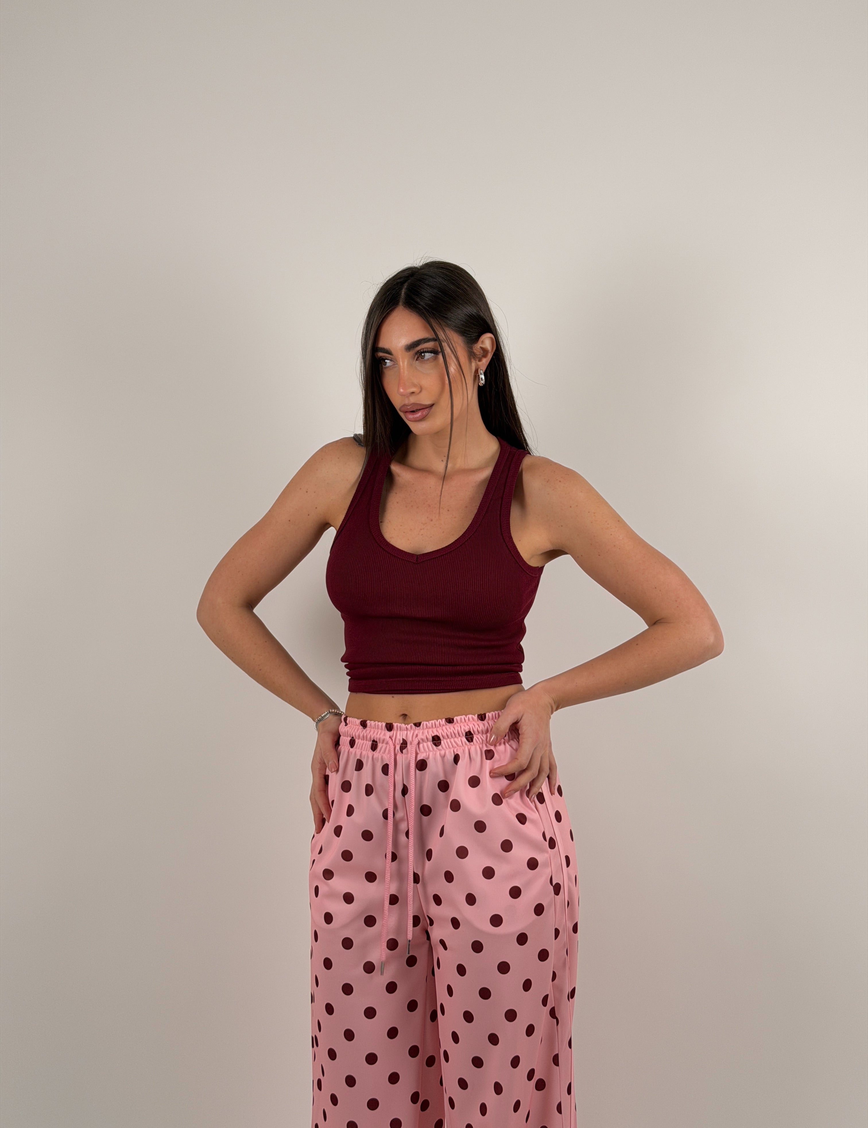 Maglia giromanica a costine con scollo a punta