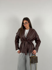 Giacca trench in ecopelle con cintura in vita