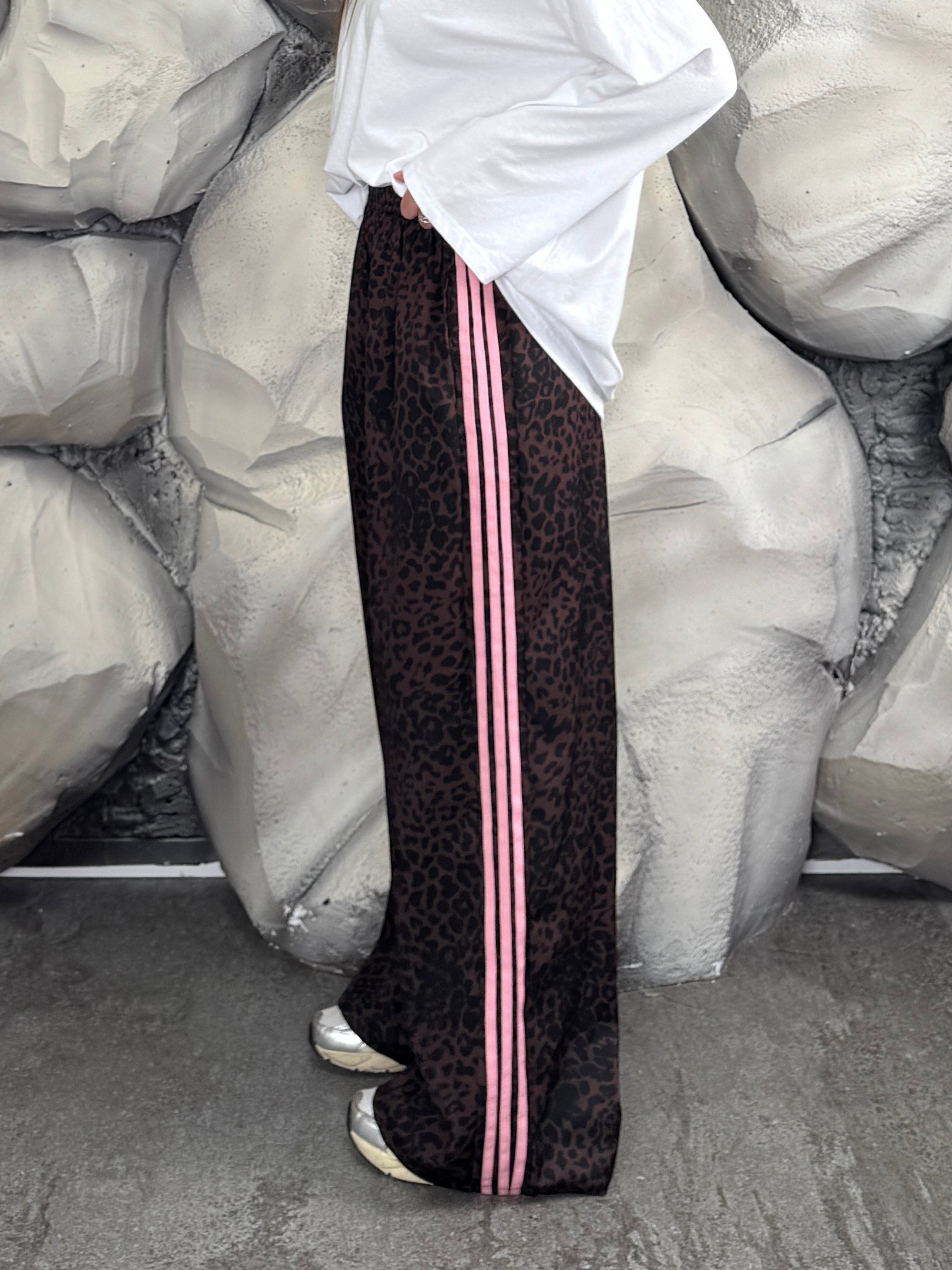 Pantalone maculato con strisce