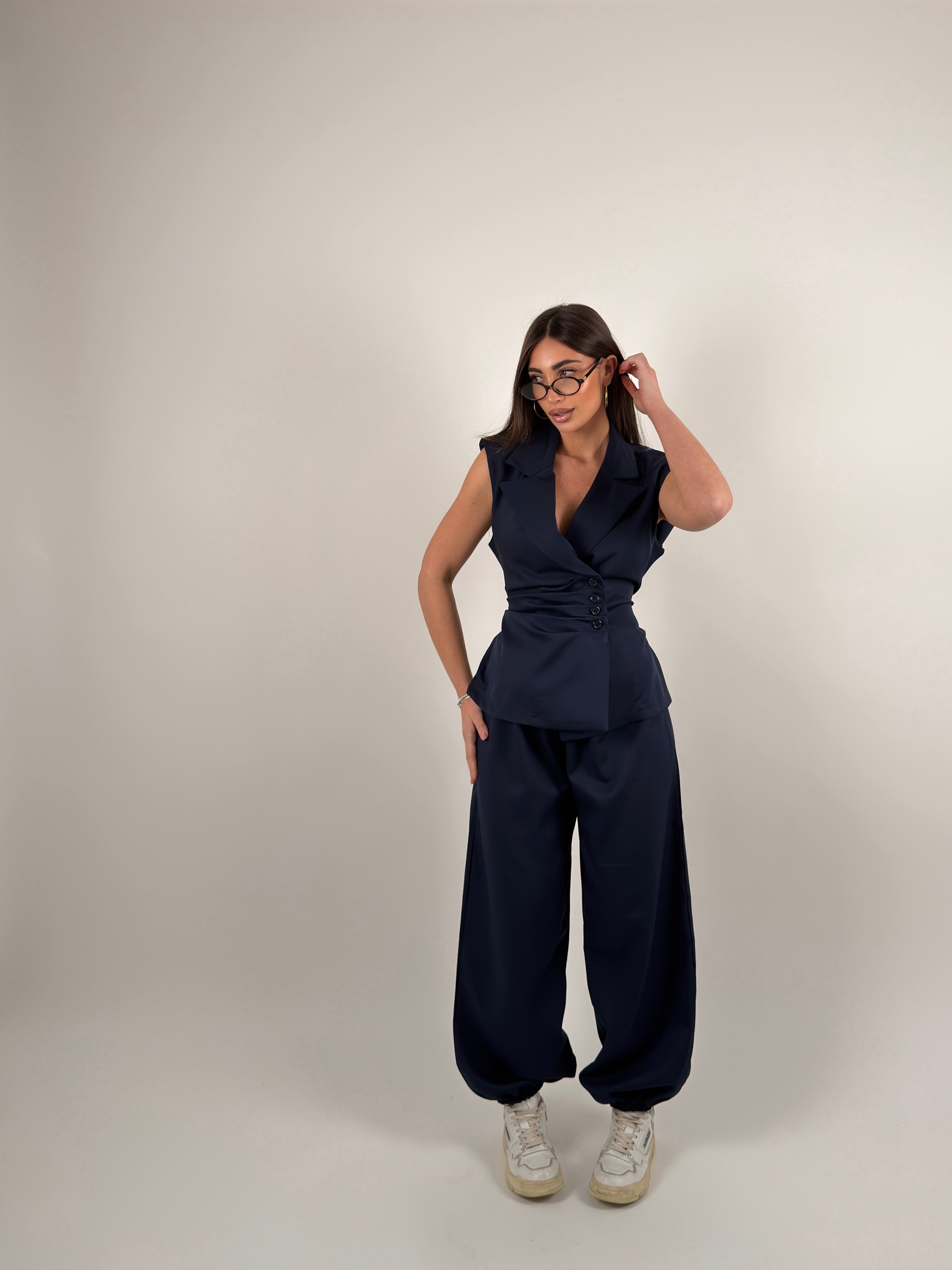 Completo con gilet e bottoni laterali, pantalone ballon con elastico alla caviglia