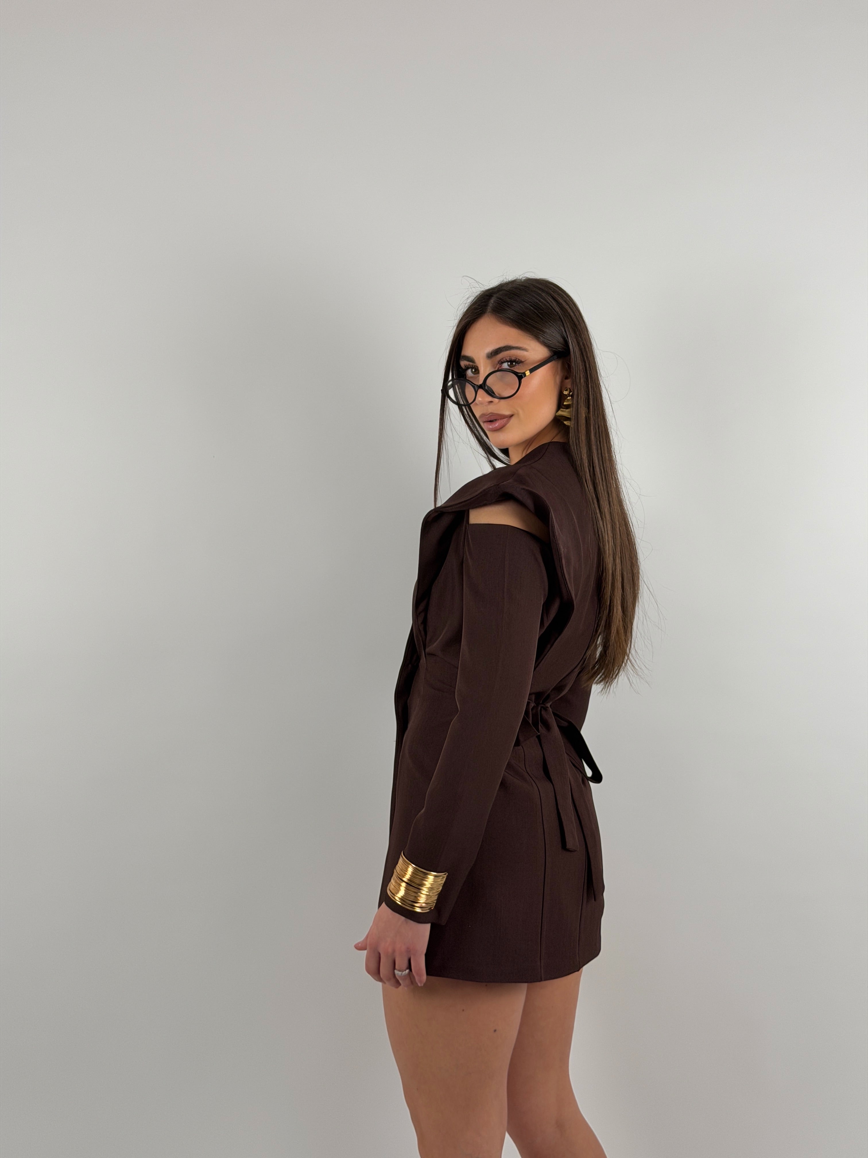 Giacca/vestito con maniche aperte, doppio petto, regolabile sul retro