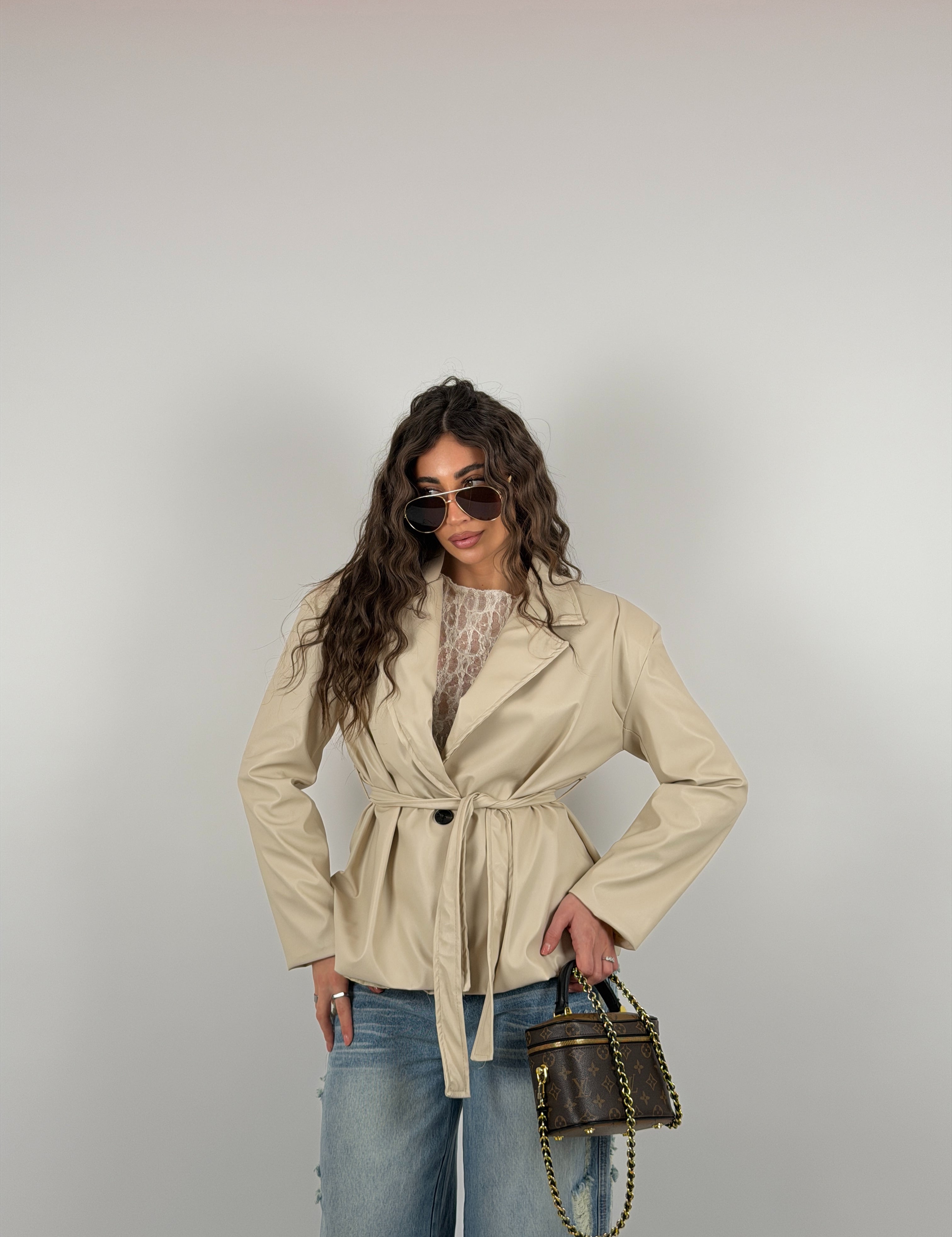 Giacca con spallina strutturata e cintura in vita