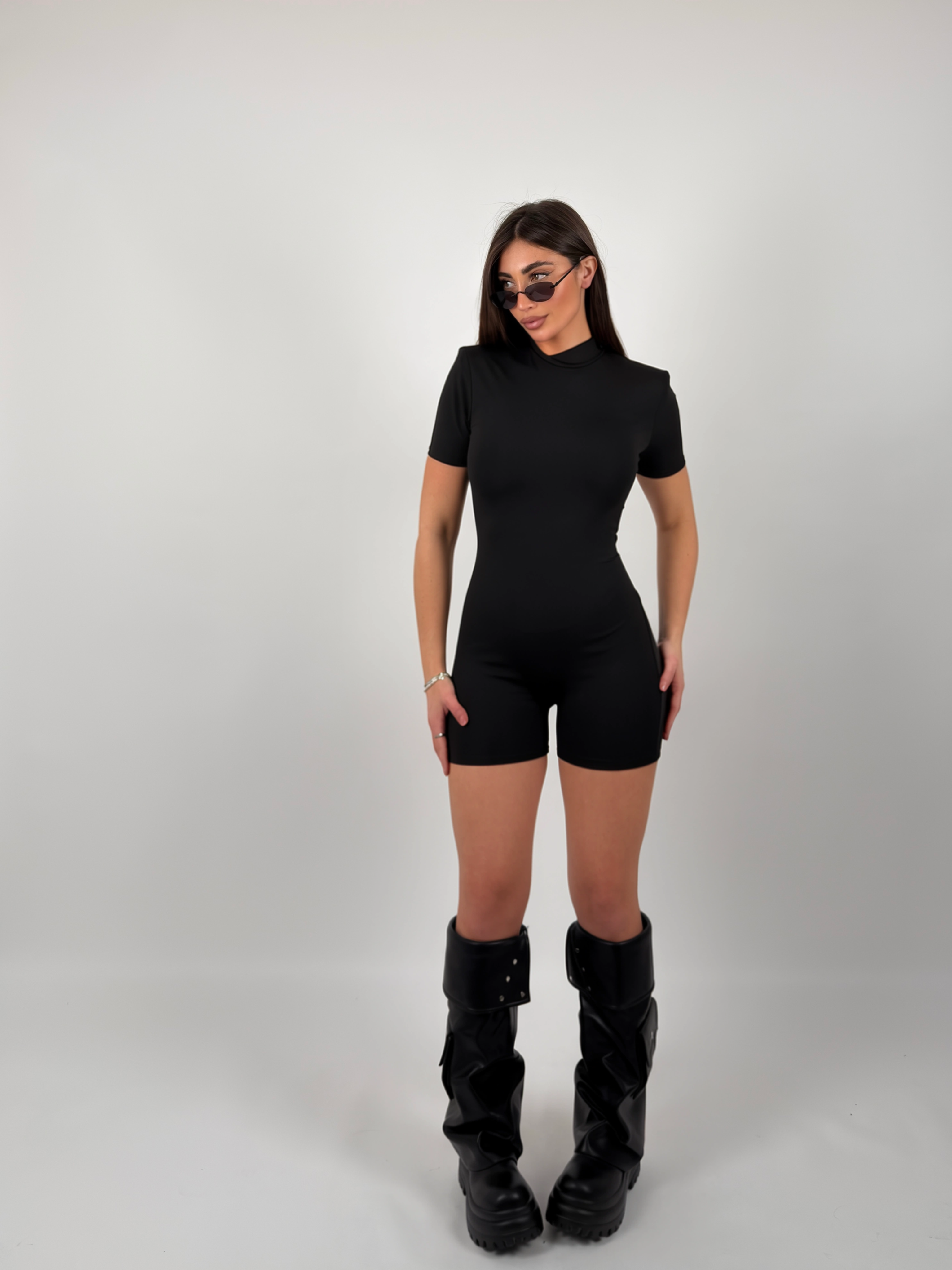 Tuta con spalline e schiena scoperta