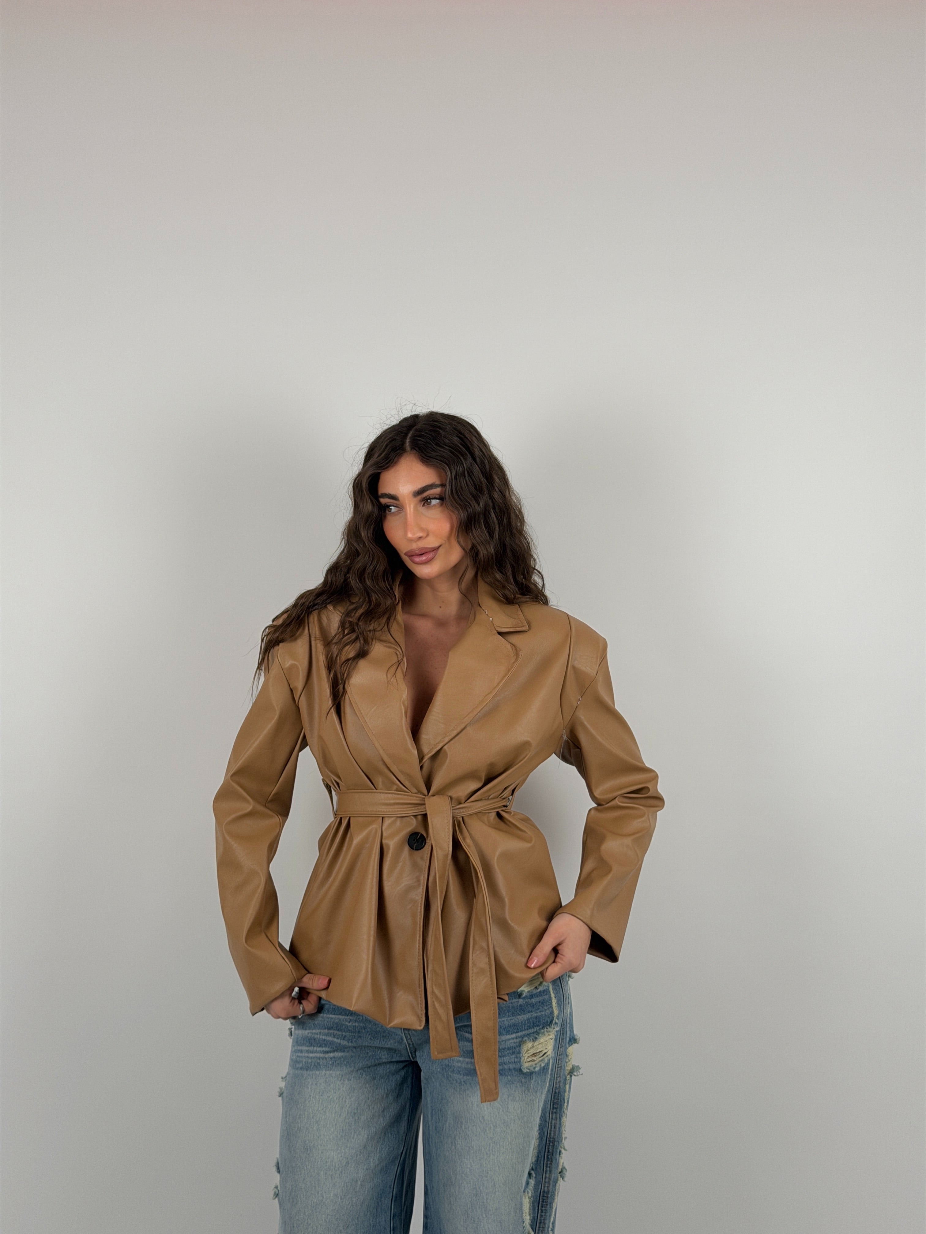 Giacca con spallina strutturata e cintura in vita